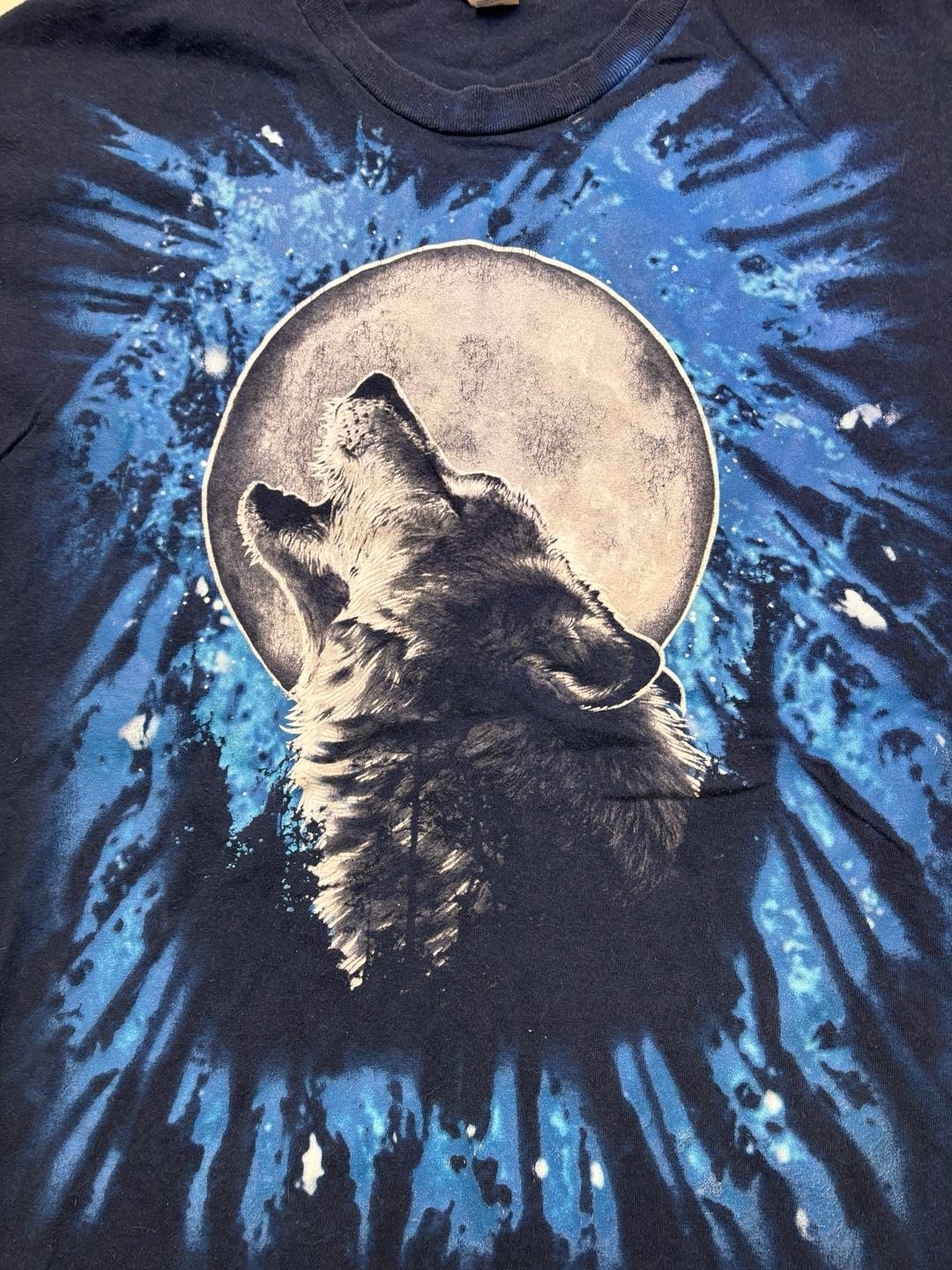 Gildan Heavy Cotton Howling Wolf at Full Moon Graphic T-Shirt Navy Blue