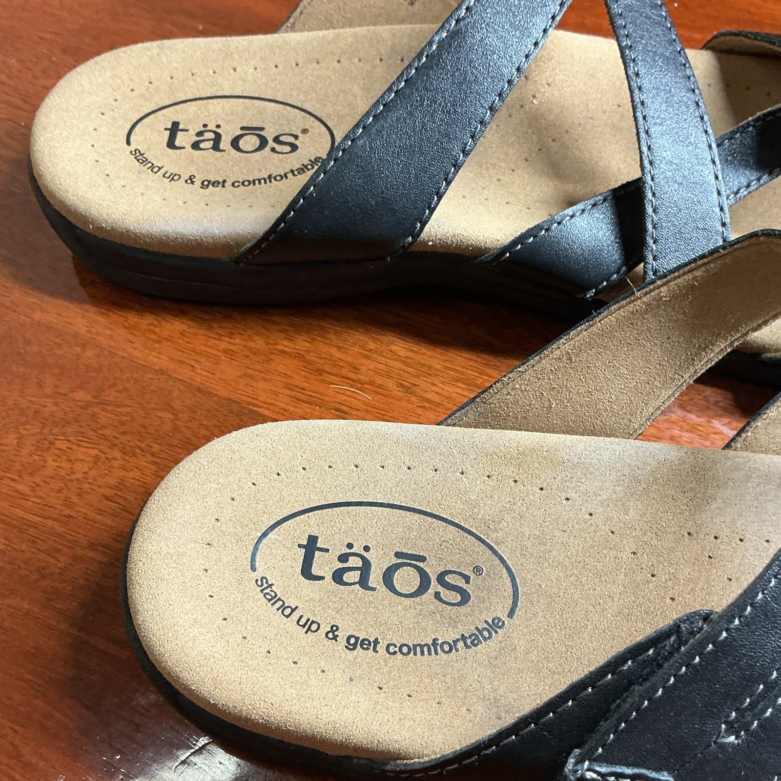Taos Womens Strappy Slip-On Sandal Leather Black/Beige Quiet Luxury Casual US 10