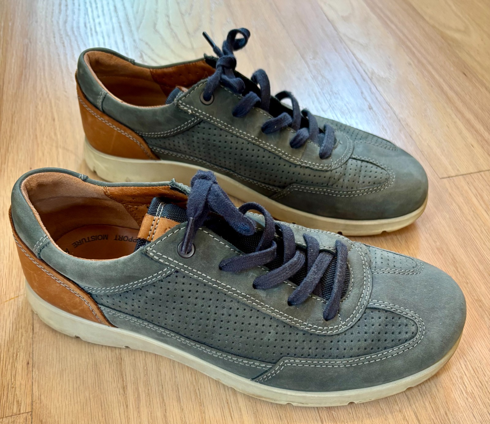 Ecco Coolest Ever Men’s Casual Leather size 42 leather (I wear size 10 in US)
