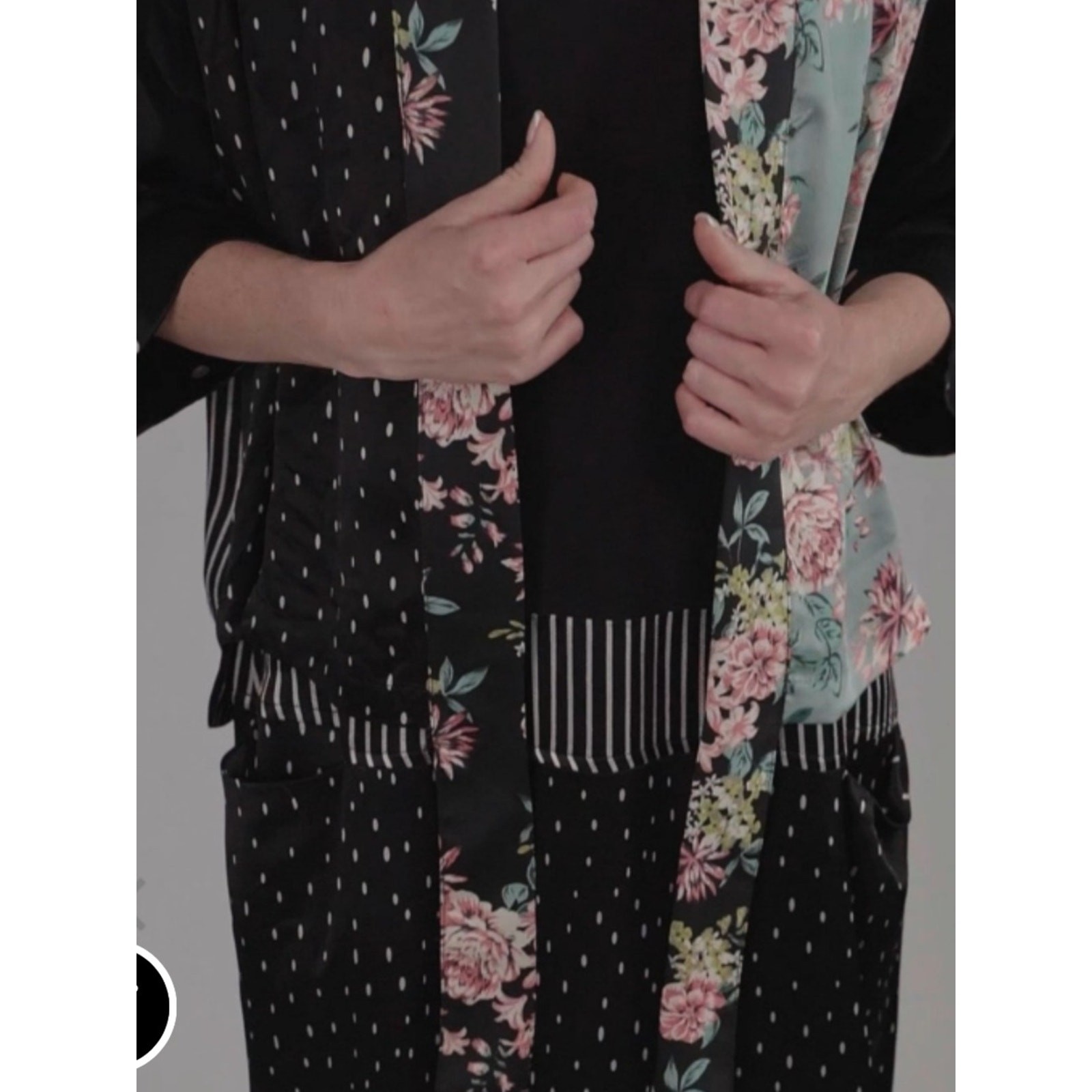Alembika Layla Satin Kimono Toe Front Flowy Flowers Black Sz L
