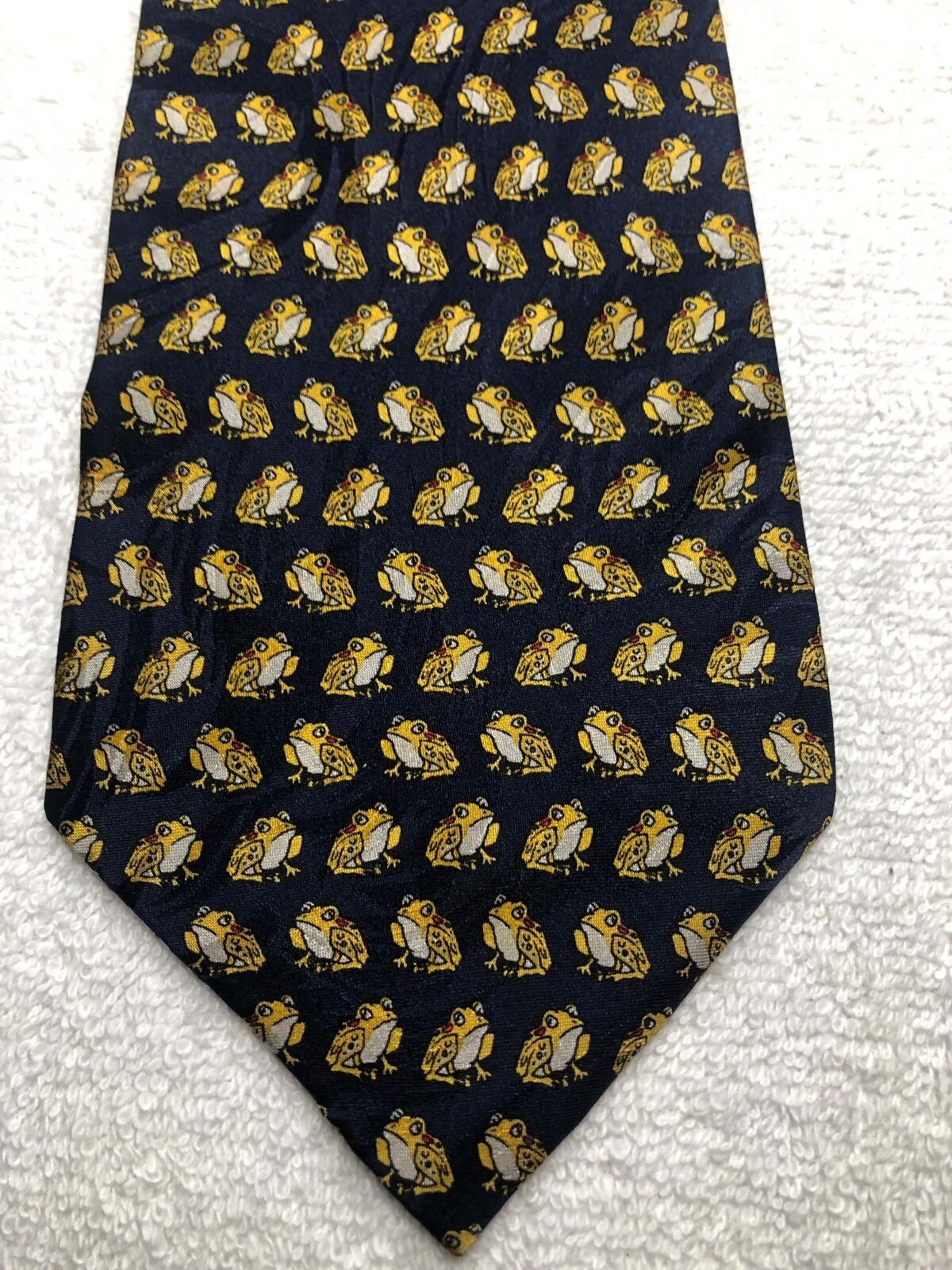 MUSEUM ARTIFACTS MENS TIE NAVY BLUE WITH GOLD RED FROGS 4 X 61