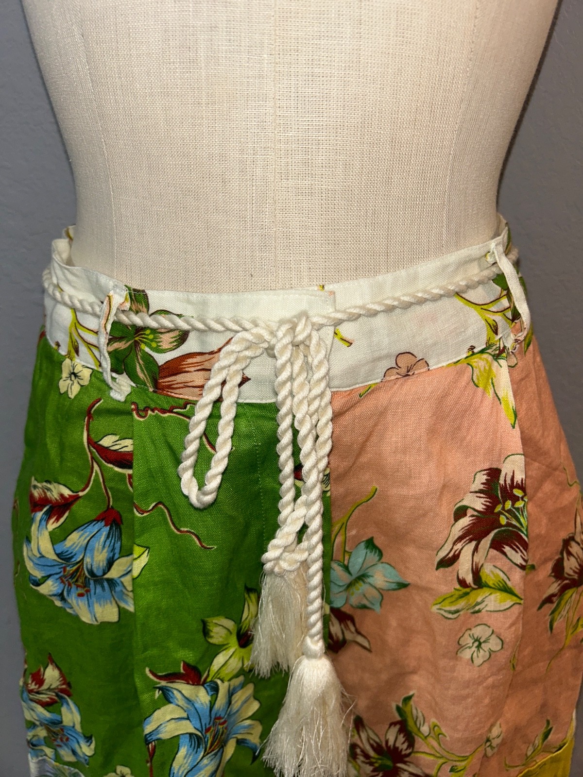 Magaschoni Women’s Linen Floral Pleated Shorts Size 8 NWT Tasseled Rope Belt