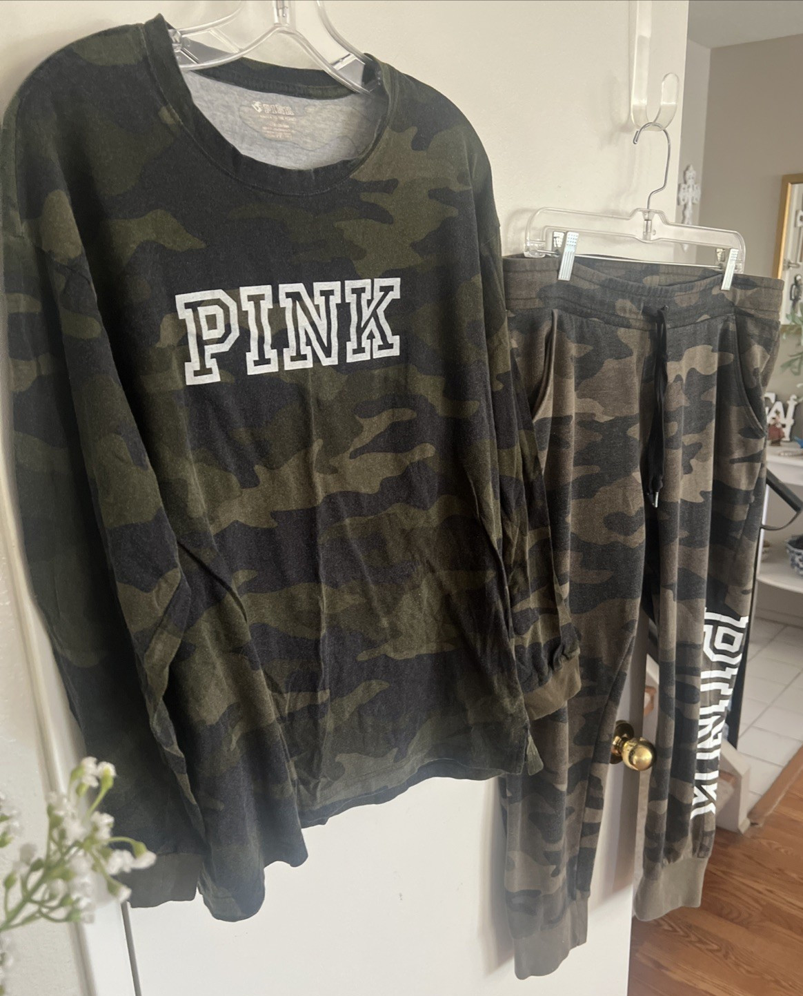 VA Pink Camo Print Sweatshirt Pants Set Fleece Warm and Cozy Loungewear Sz L