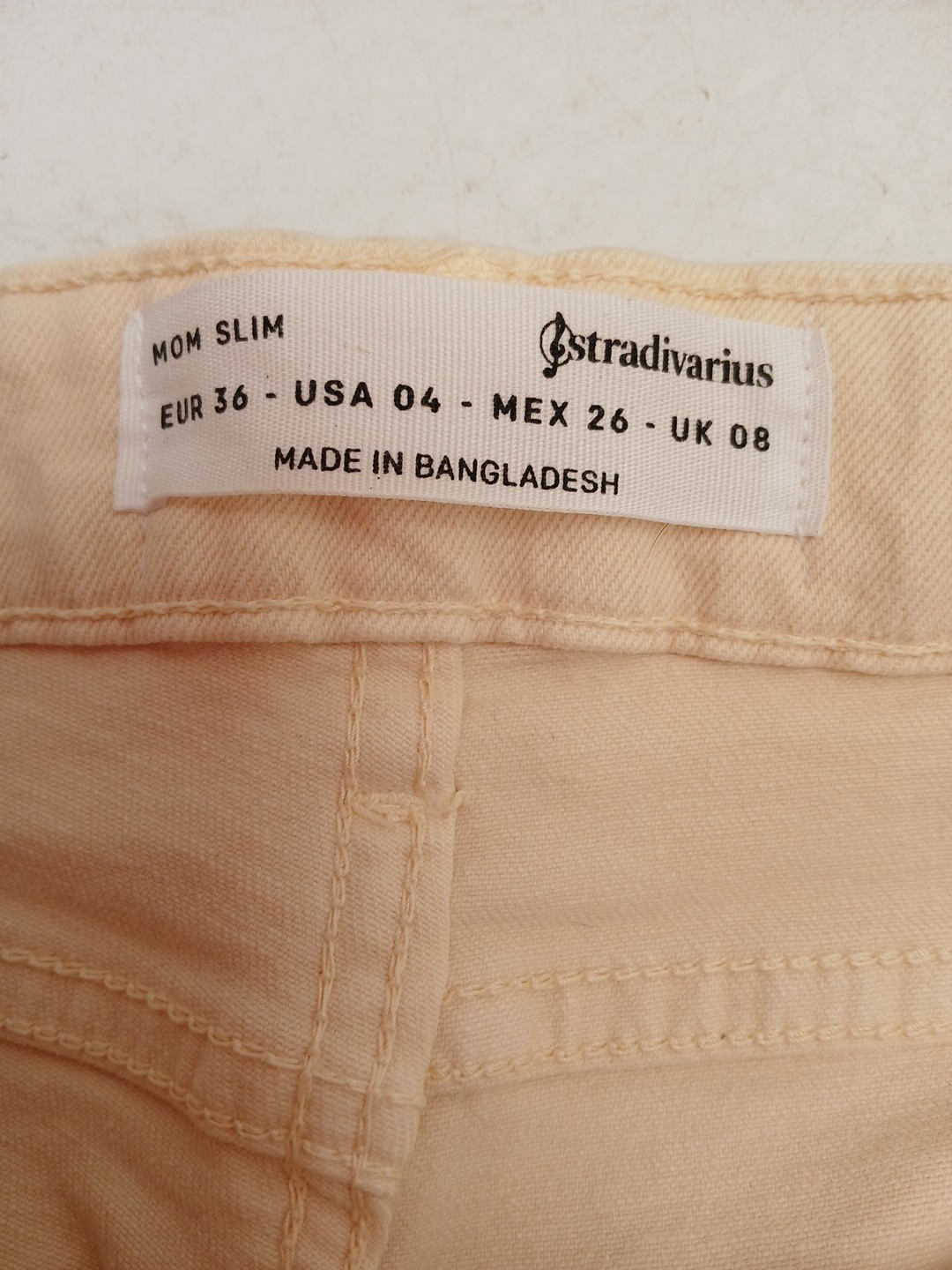 Stradivarius Mom Slim Fit Light Beige Denim Jeans with Stretch Size UK 8 Leg 28″