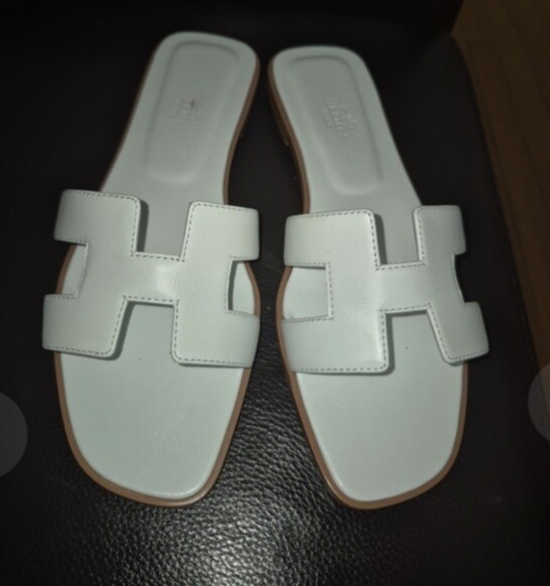 Authentic Hermes White Leather Size 39 Oran Signature Sandals