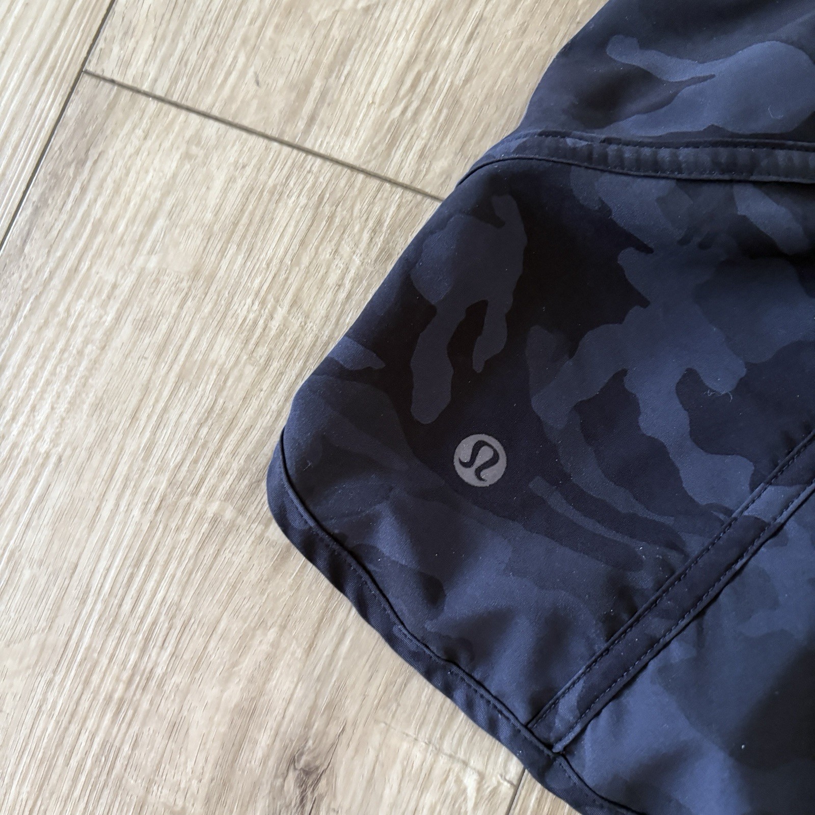Lululemon Tracker Shorts V 4” Heather Lux Camo Black Low Rise Size 8 (W7AT8S)