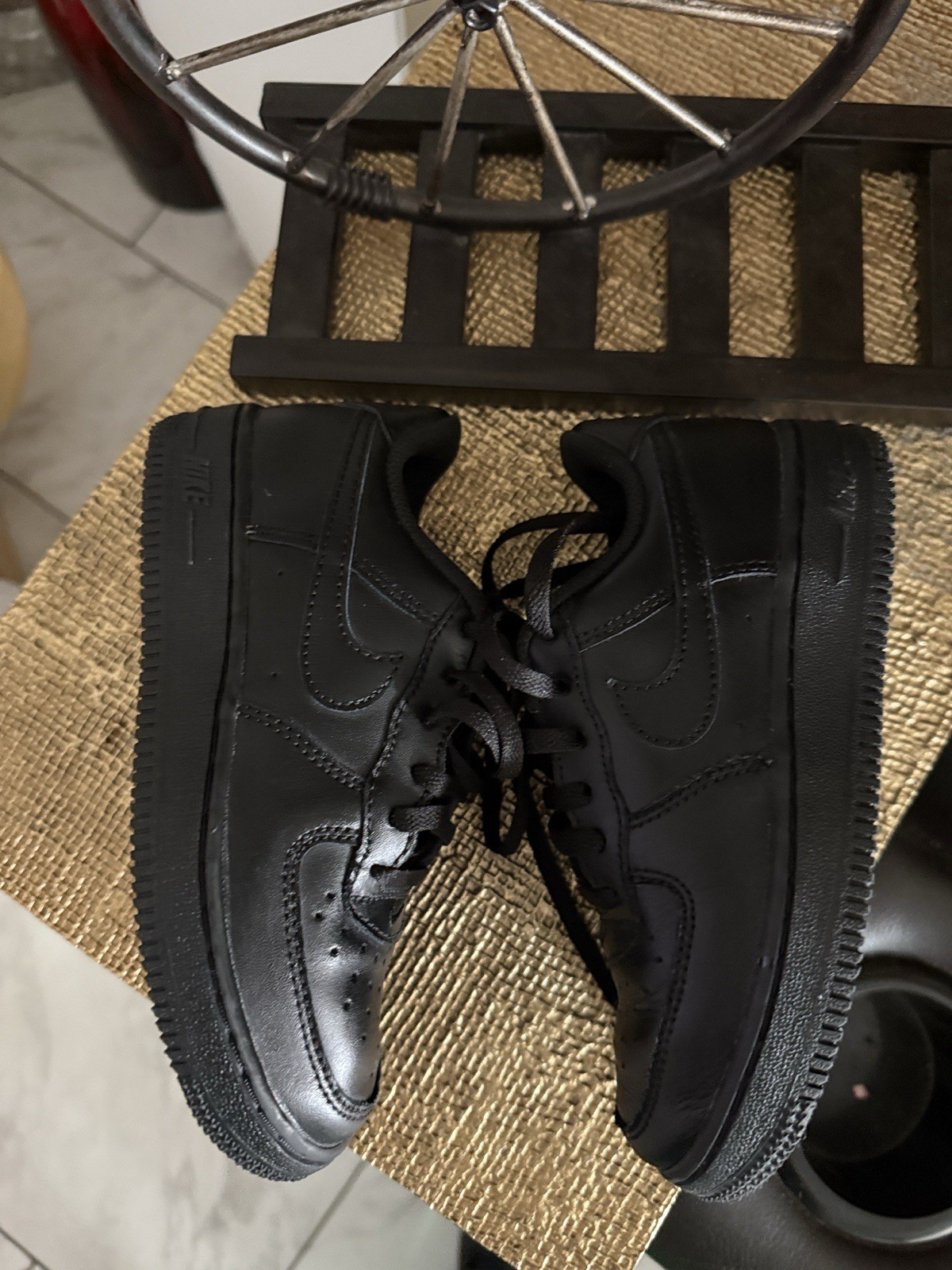 Kids Nike Black Low Top Athletic Sneakers Leather Upper Rubber Outsole Lace-Up