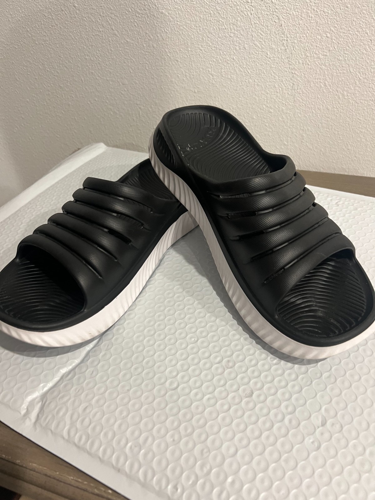 KUAILU Unisex Black & White Arch Support Open Toe Recovery Sports Slides Size 11
