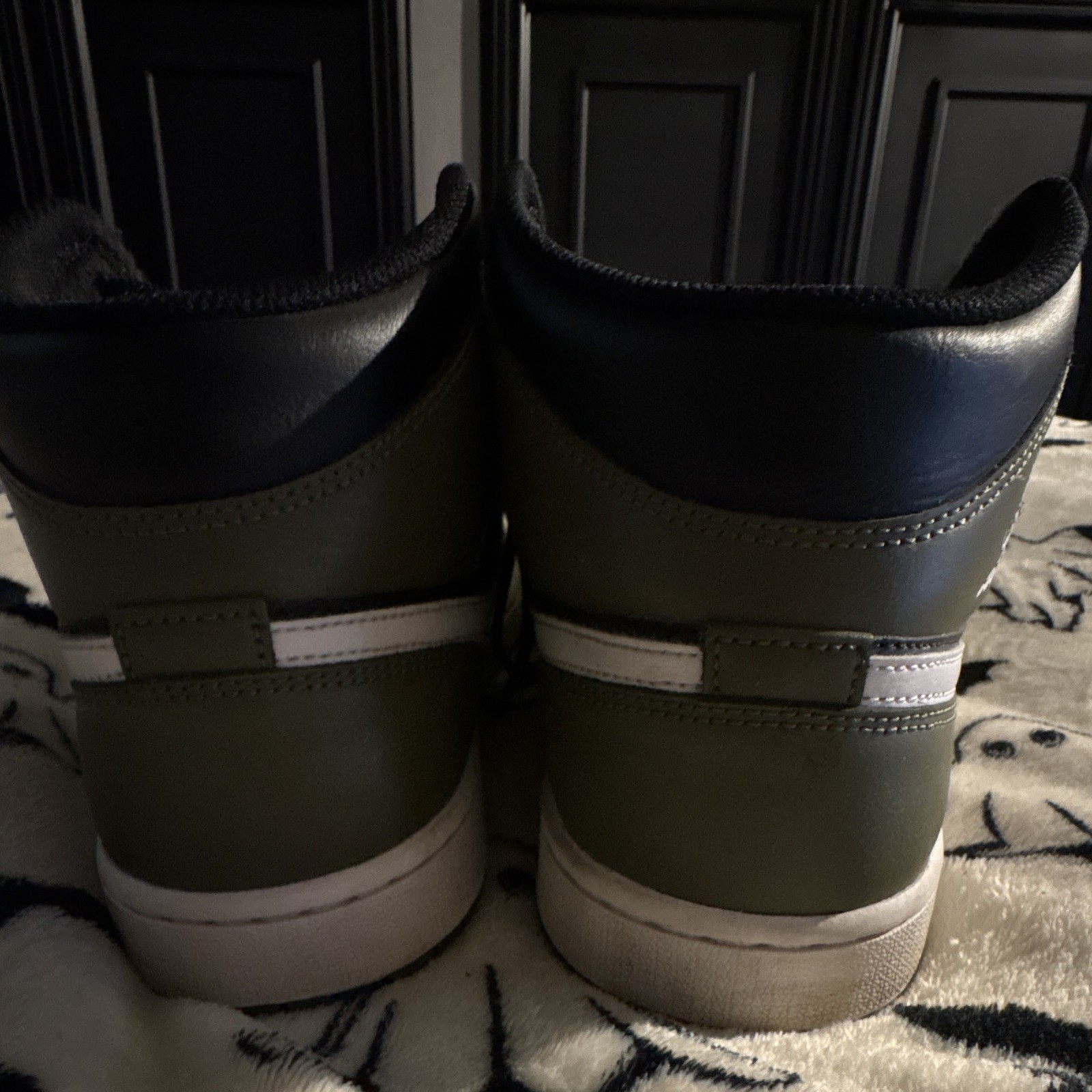 Jordan Air Jordan 1 Men’s Mid Top Lace-Up Basketball Sneakers Green/Black/White