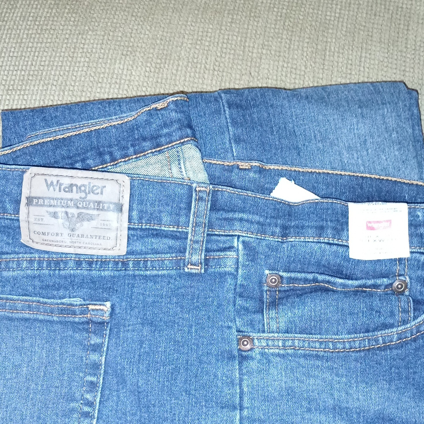 Wrangler Premium Quality Men’s Straight Jeans Blue Medium Wash Denim Regular Fit