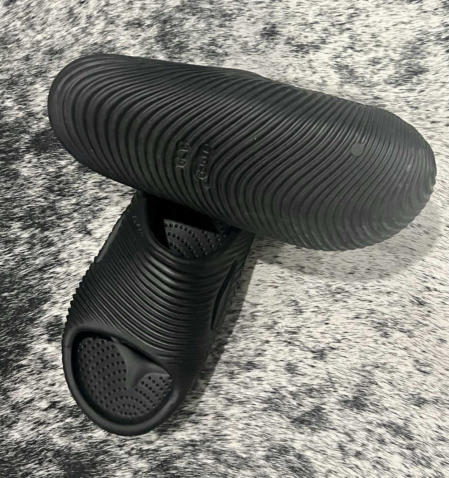 Crocs Slip Ons Unisex Black Size 8