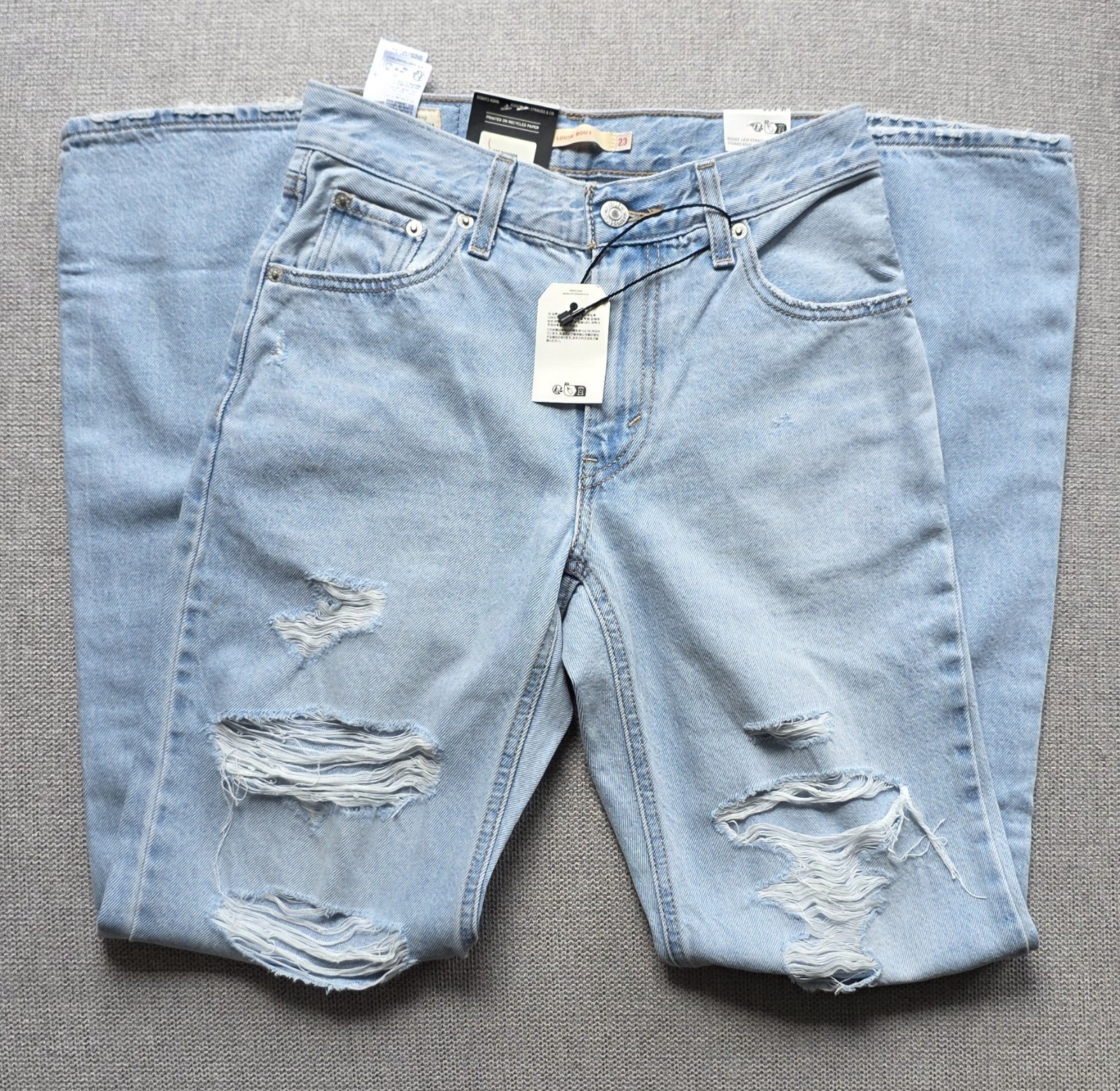 NWT Levi’s Loose Boot Women’s Jeans – Light-Wash Blue Denim NWT – SIZE 23×31
