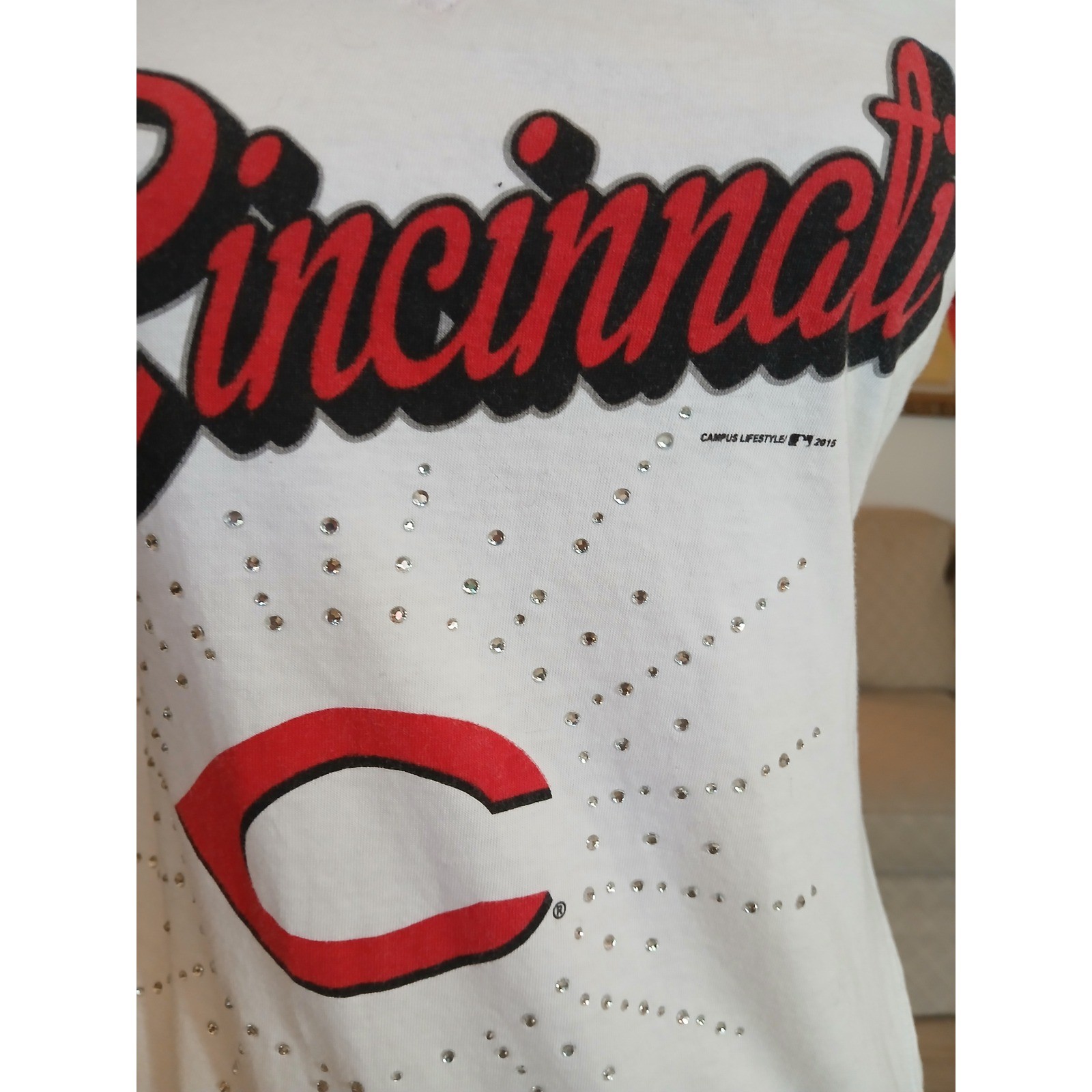 Campus Lifestyle Medium Cincinnati Reds V-Neck Raglan T-Shirt Rhinestone Womens