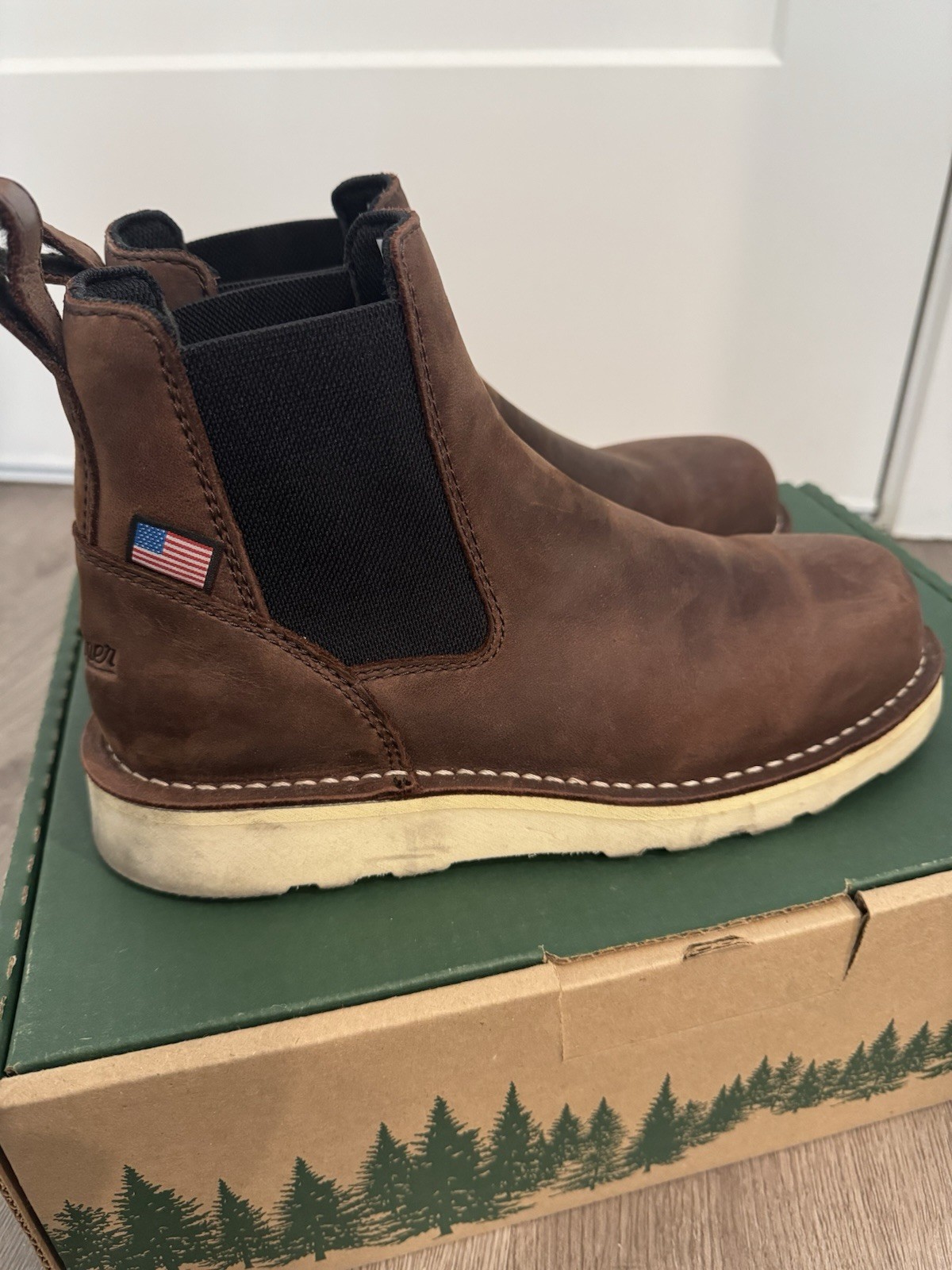 Danner Bull Run Chelsea 6″ Soft Toe Boot Men, Brown, Size 8 D