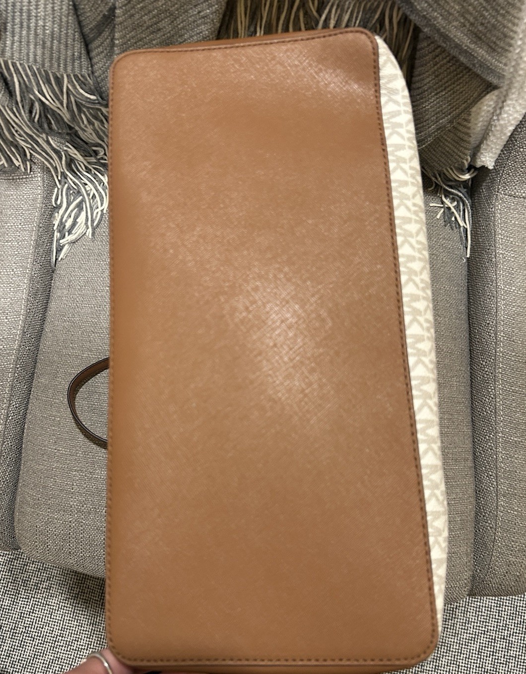 Michael Kors Gilly Large Jet Set Travel Tote MK Signature Handbag – Vanilla