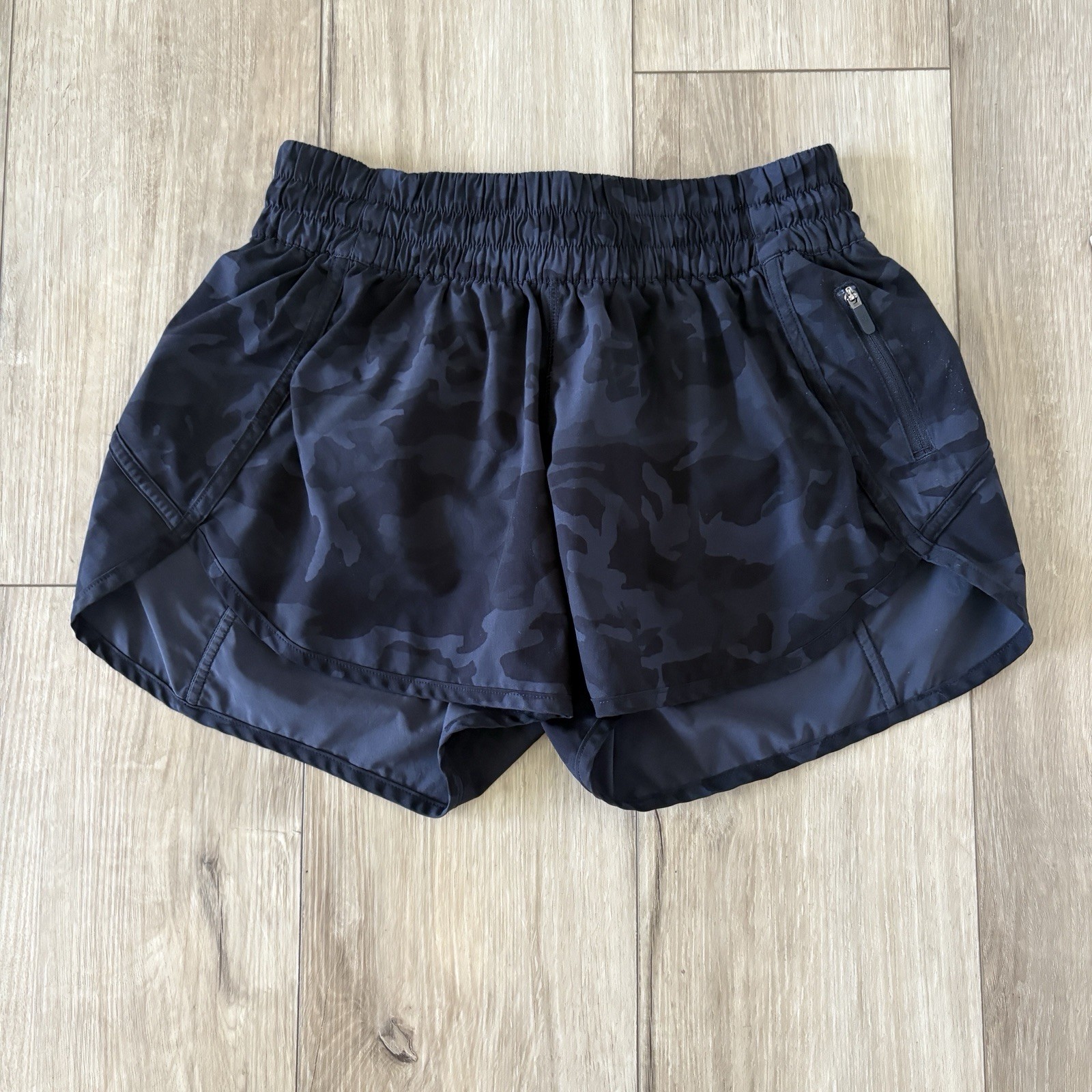 Lululemon Tracker Shorts V 4” Heather Lux Camo Black Low Rise Size 8 (W7AT8S)