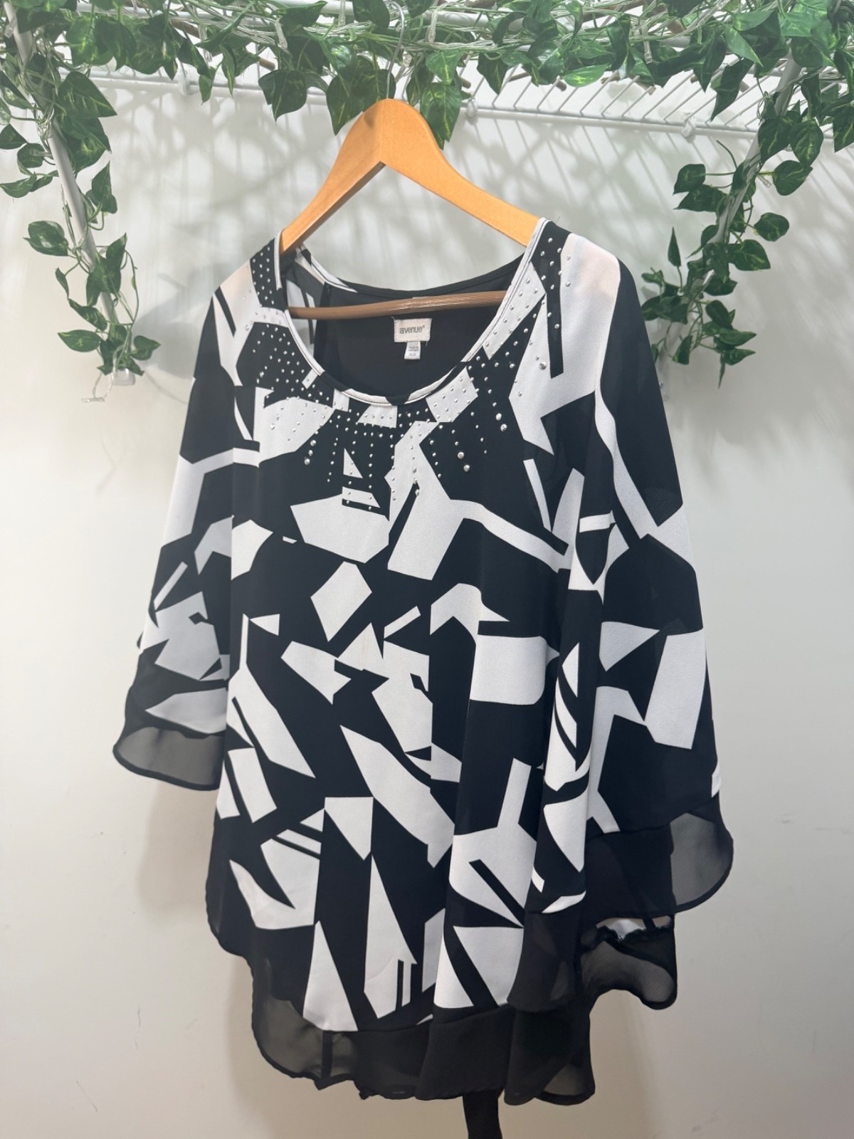 Avenue 18/20 Black White Geometric Rhinestone Top Chiffon Flutter Sleeve Plus Si