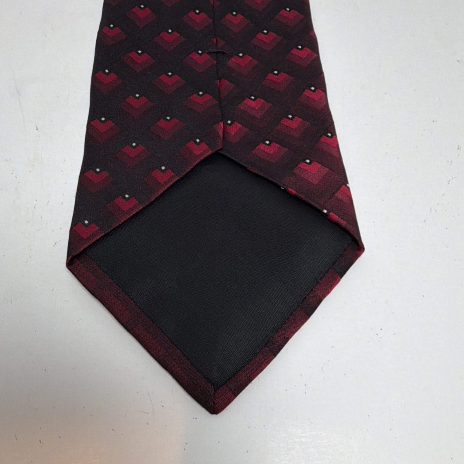 Mark Pendleton Men’s Red Black Silk Geometric Tie Classic Size 57-60″ x 3.5″ 044