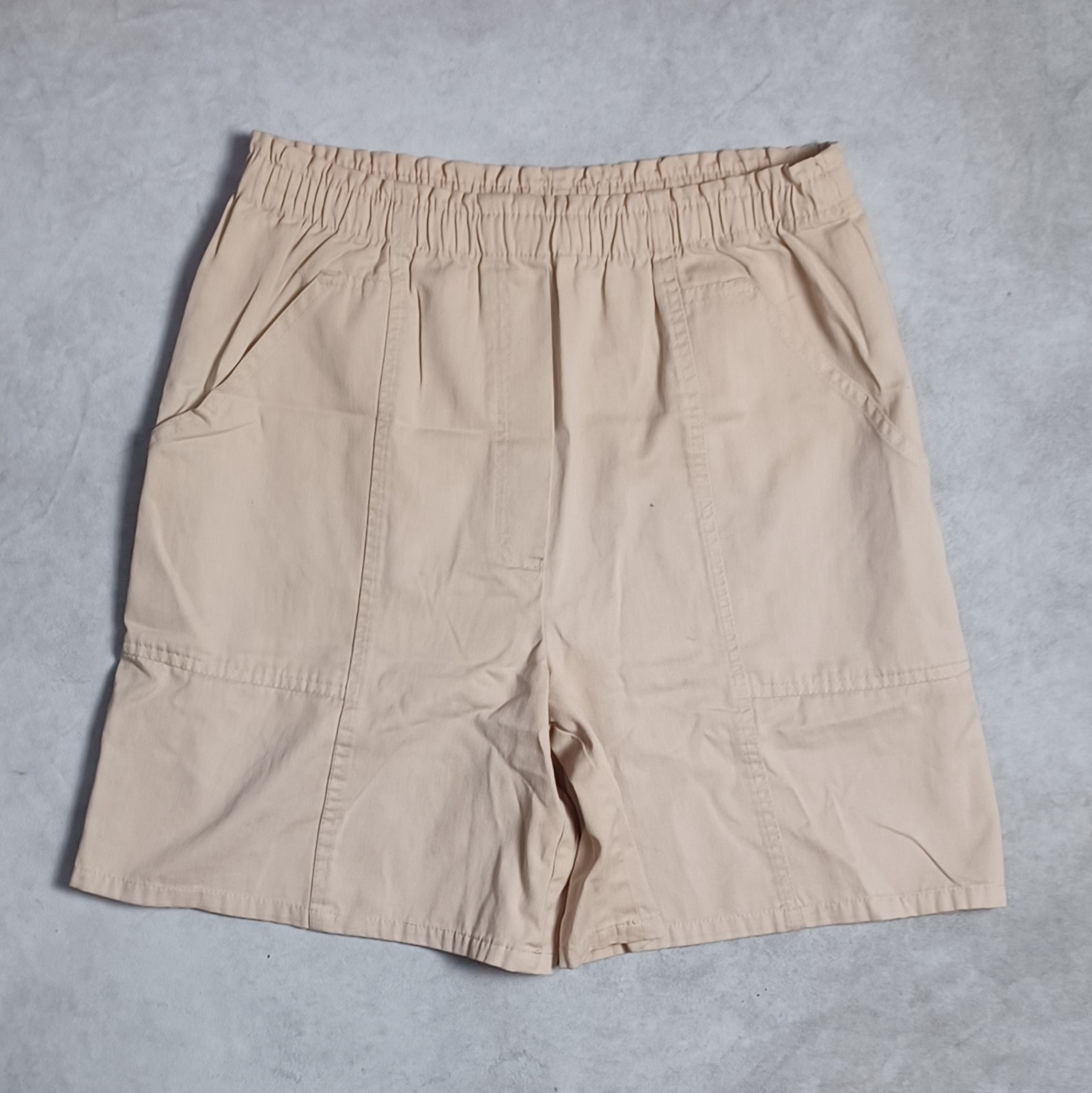Alison Craig Khaki Tencel Shorts Womens Medium Beige Casual Elastic Waist Baggy