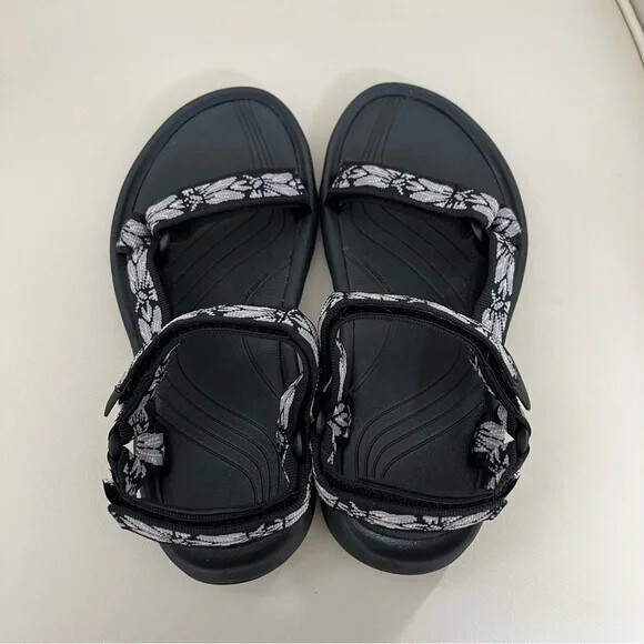 New in the box Teva Hurricane 4 Hazel Black women’s walking outdoors sandals