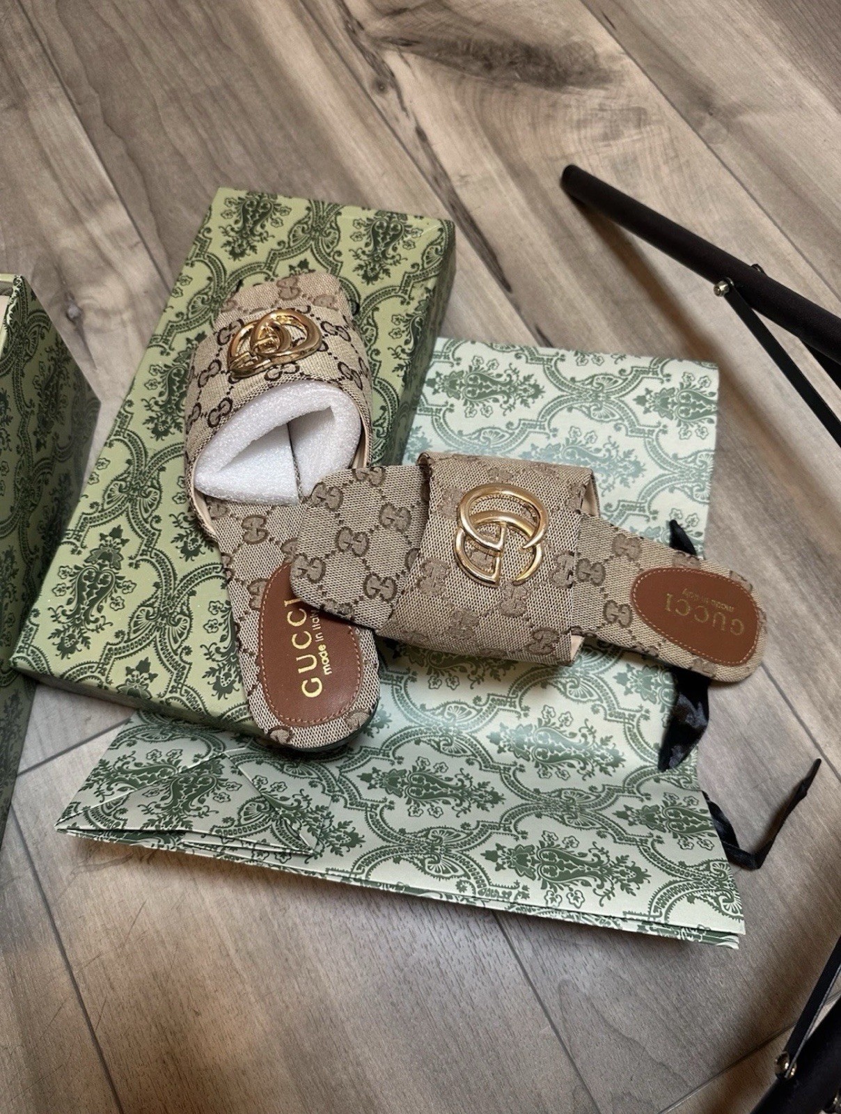Gucci Women’s GG Logo Leather Slide Sandals Slip-On Beige Brown Gold Size 9