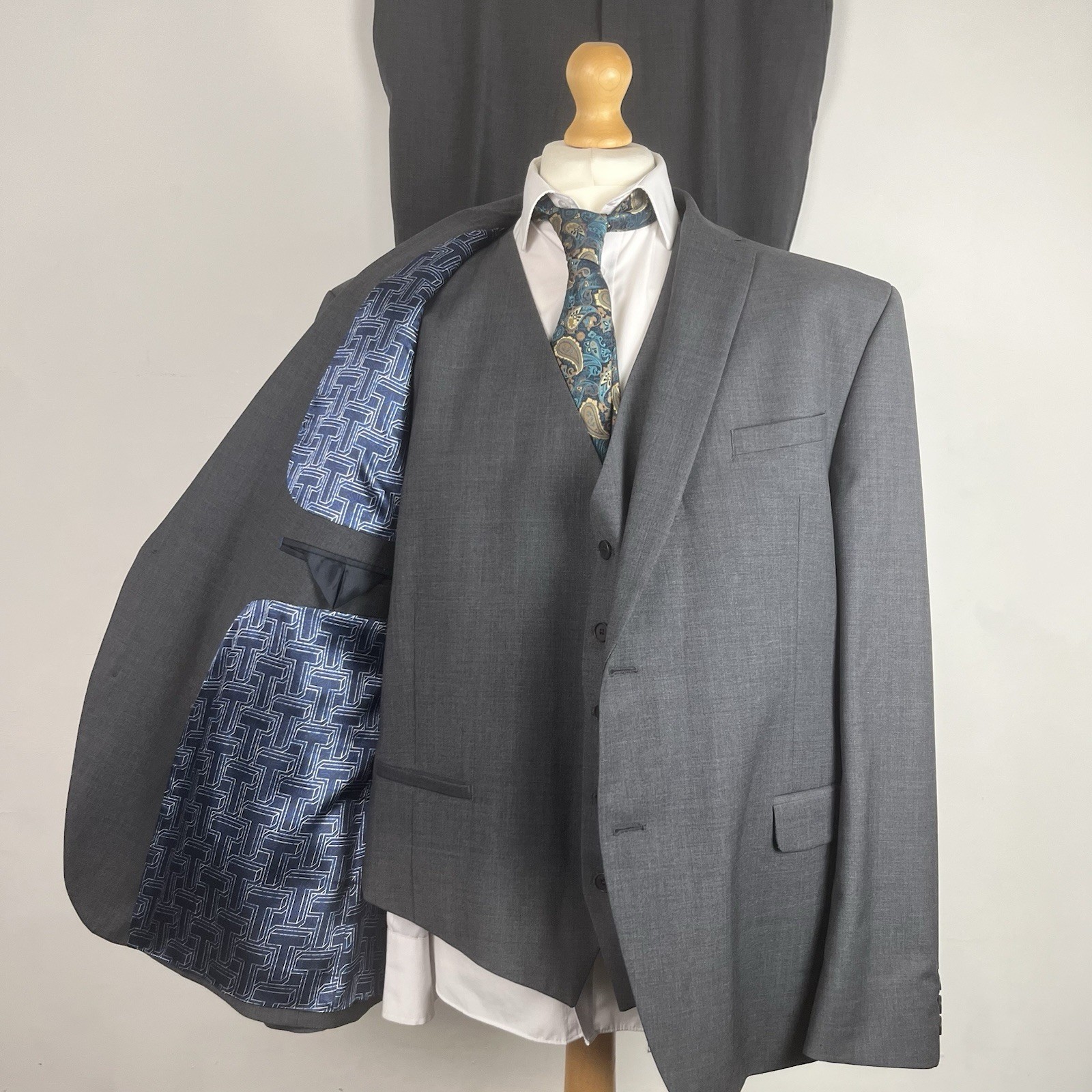 Ted Baker 3 Piece Suit Men’s Dark Grey 50S Jacket 44W 29L Trousers Slim Fit
