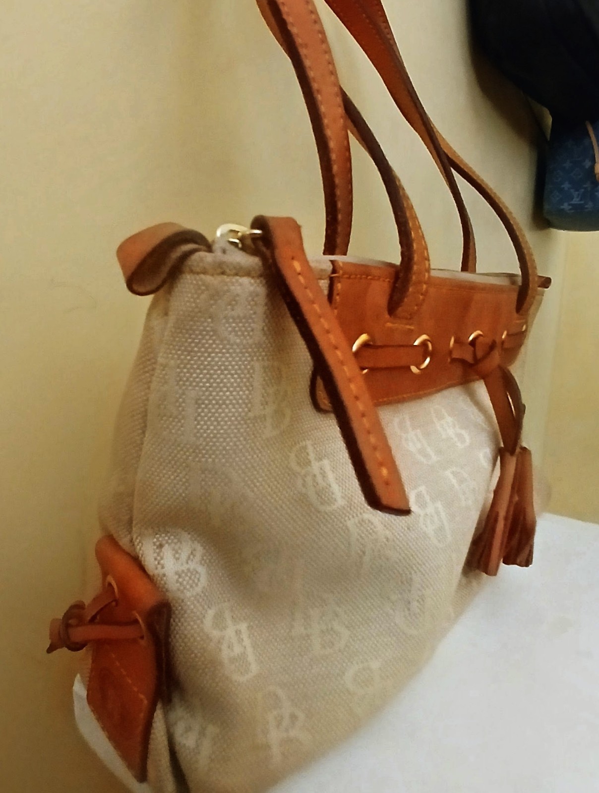 Dooney Bourke Logo Tasle Handle Bag