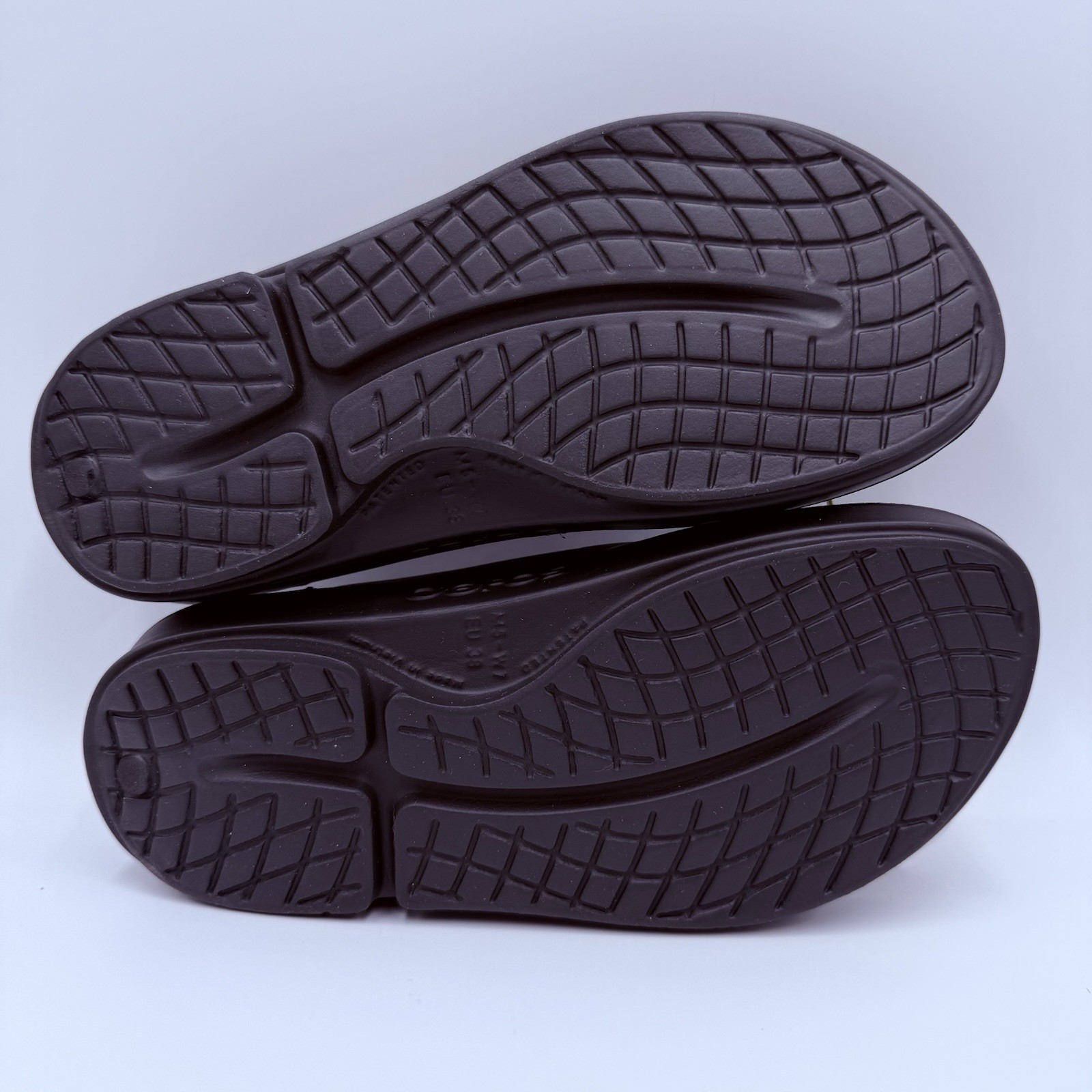 OOFOS OOriginal Unisex Sandal / Flip-flop(Women’s size 7 / Men’s size 5 ) Black