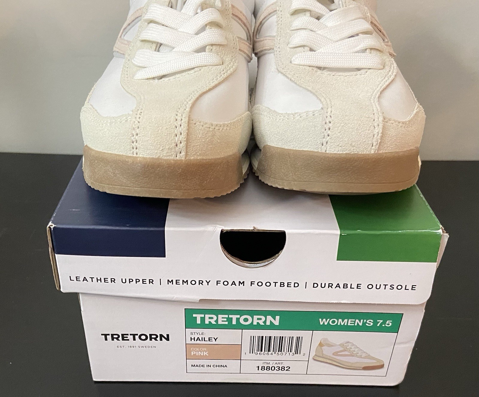 NIB Tretorn Womens 7.5 Hailey Leather Upper Sneaker Memory Foam Footbed
