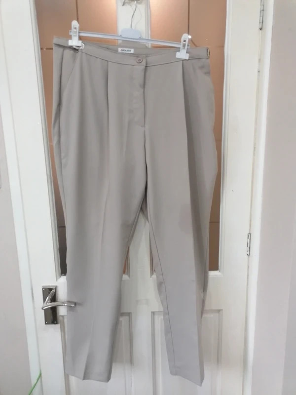 BNWOT Adjustable Waist Tapered Leg Trousers Size 22/31 – A110