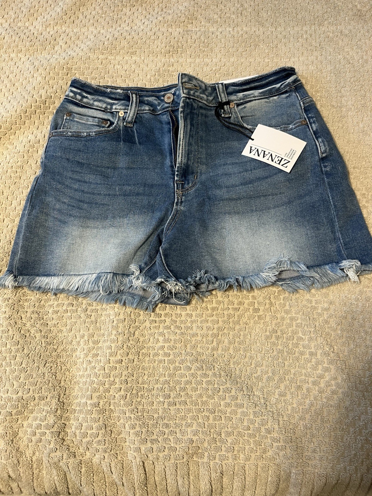 Zenana Women’s M Blue Mid Rise Cut Off Denim Shorts Medium Wash 5-Pocket Zip