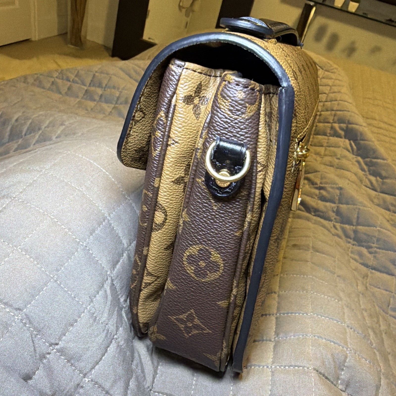 Louis Vuitton POCHETTE METIS REVERSE Monogram. 100% authentic.
