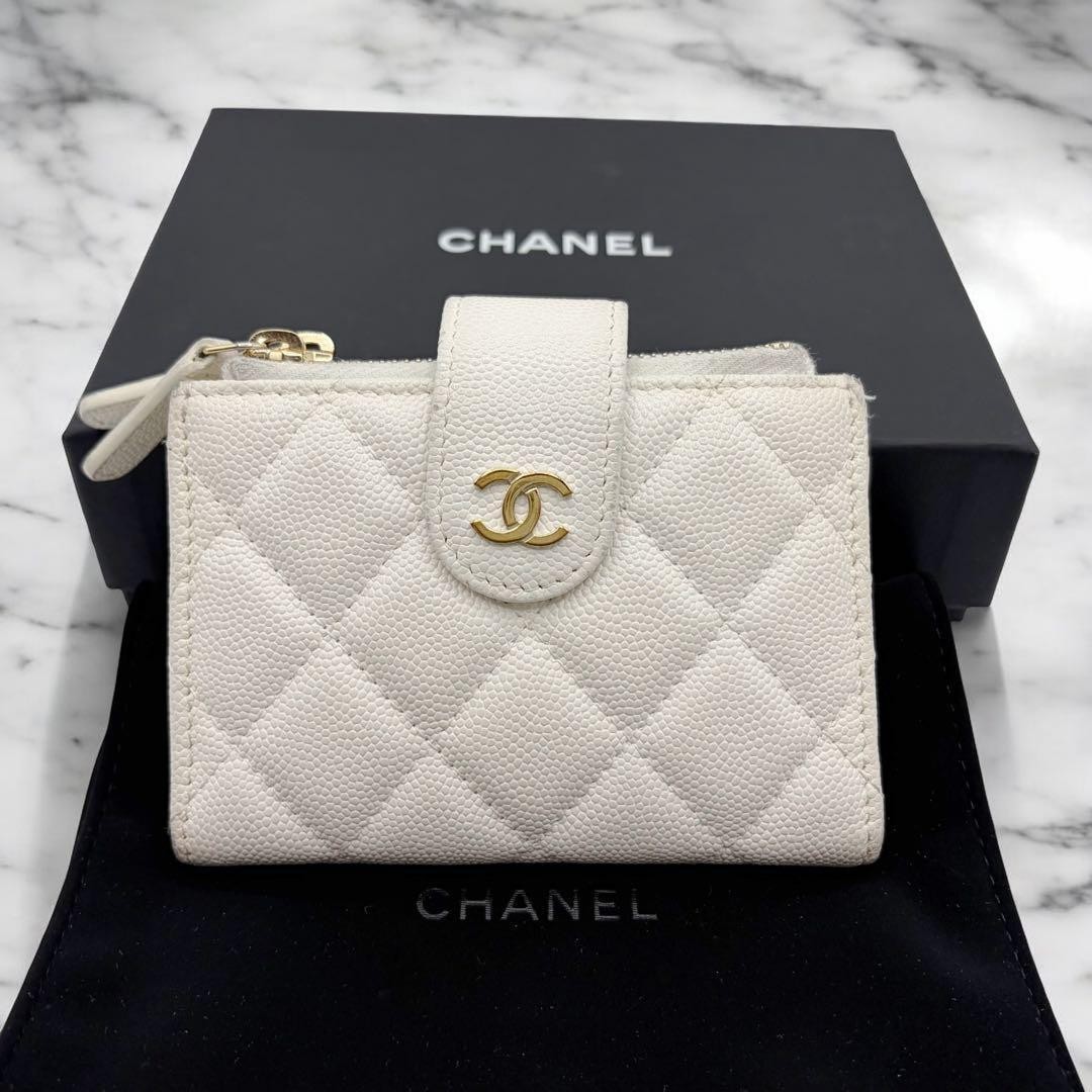 Excellent Condition Chanel Matelass Two Fold Fragment Case White