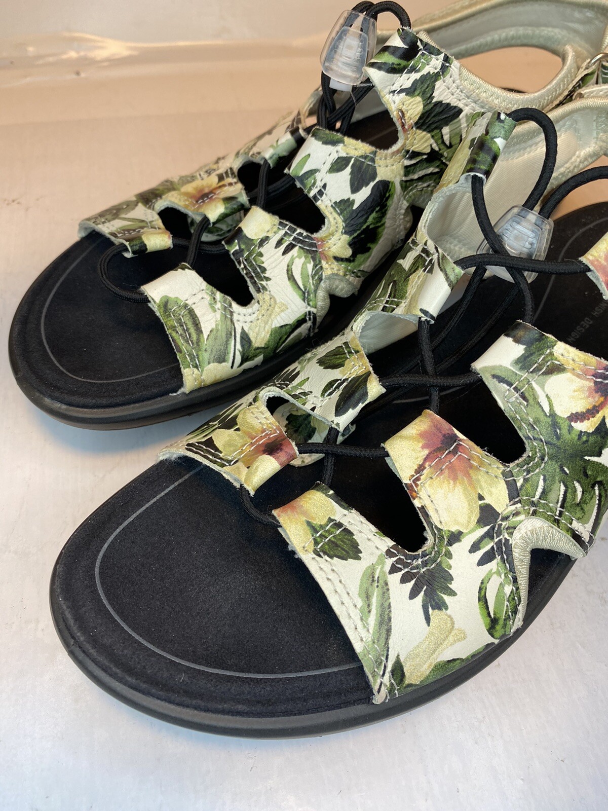 ECCO SOFT 5 Women’s Sandals Size 7 US /38 Cream Floral Toggle Laces Strap Back