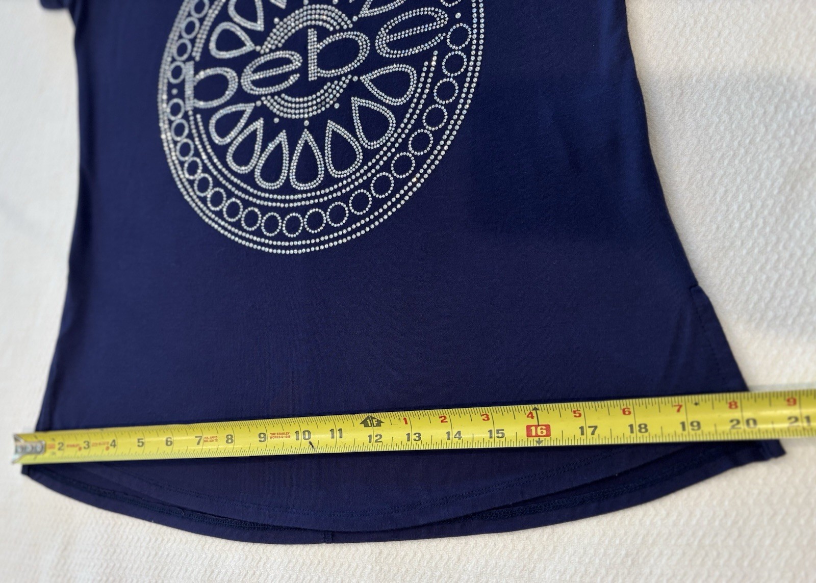 Rare bebe Women’s Navy Rhinestone Logo Medallion Scoop Neck Tie Front Tee Sz S/P