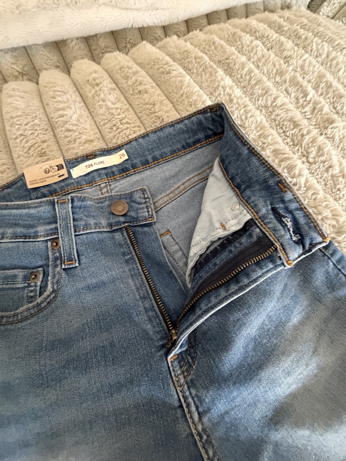 NWT Levi’s 726 High Rise Flare Jeans Women’s Size 26×32 Medium Wash Denim