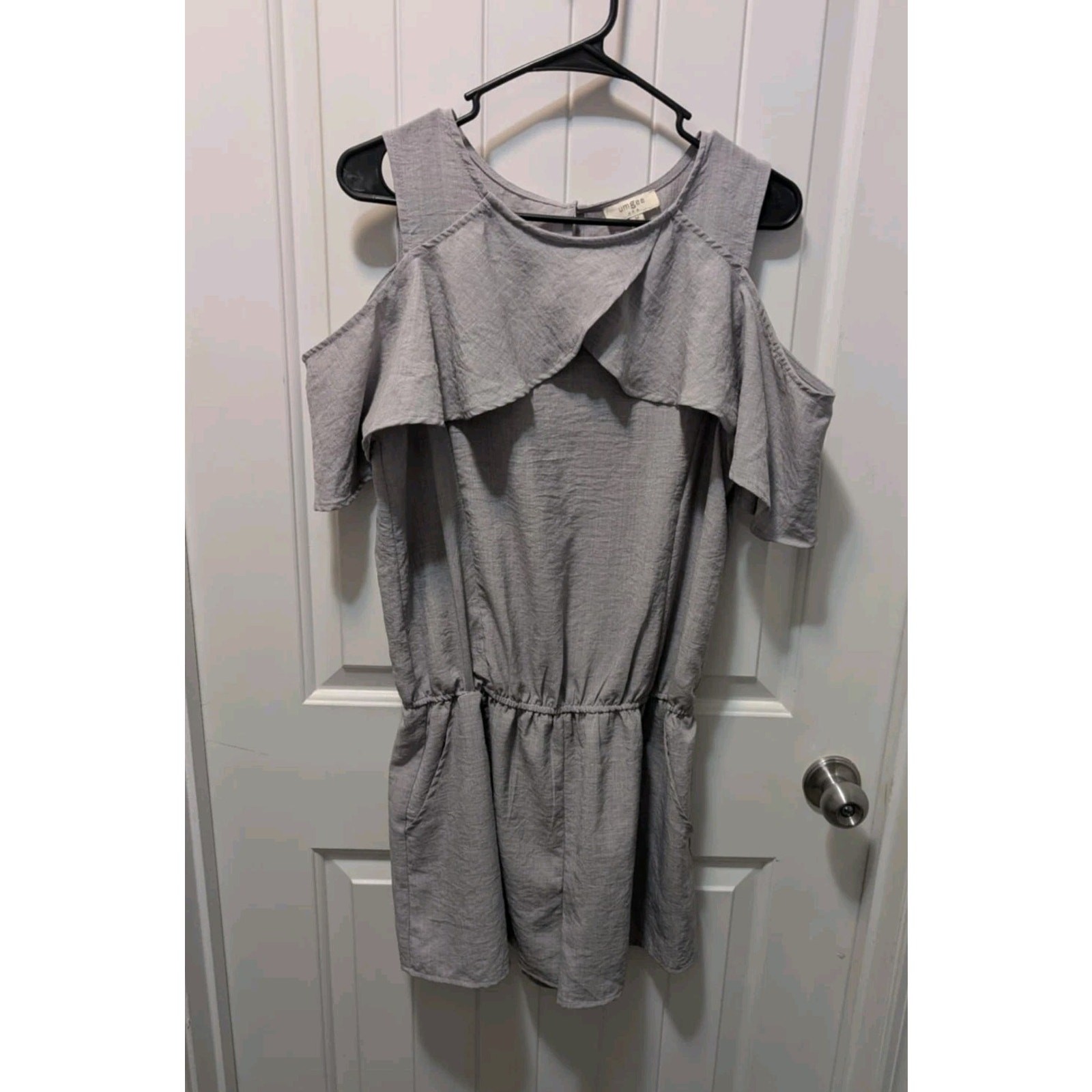 Umgee Gray Seersucker Cold Shoulder Romper Size M Summer Casual Travel Beach
