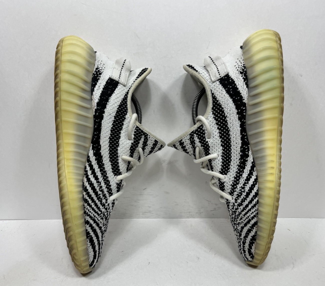 Adidas Yeezy Boost 350 V2 Zebra Men’s 10.5 White Black Primeknit Sneakers CP9654