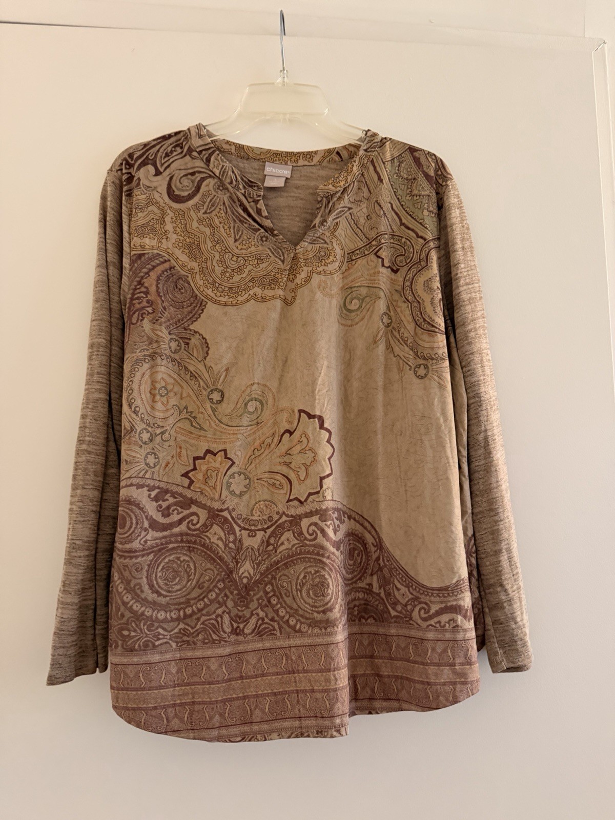 Chico’s Size 3 XL Paisley Print Knit Top Brown Taupe Long Sleeve Split Neck