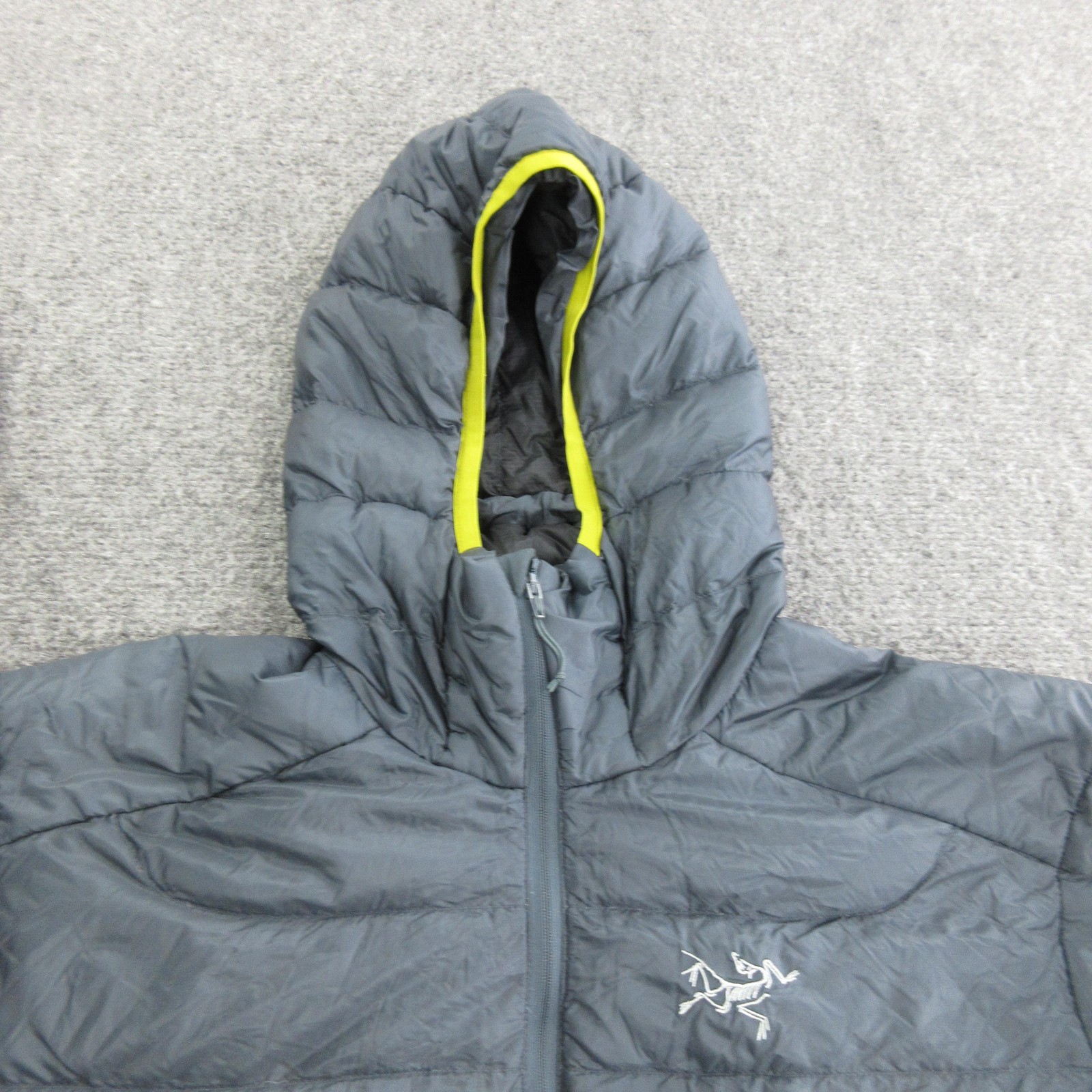 Arc’teryx Down Jacket Mens Medium Gray Hooded Full Zip Lightweight Puffer Hiking
