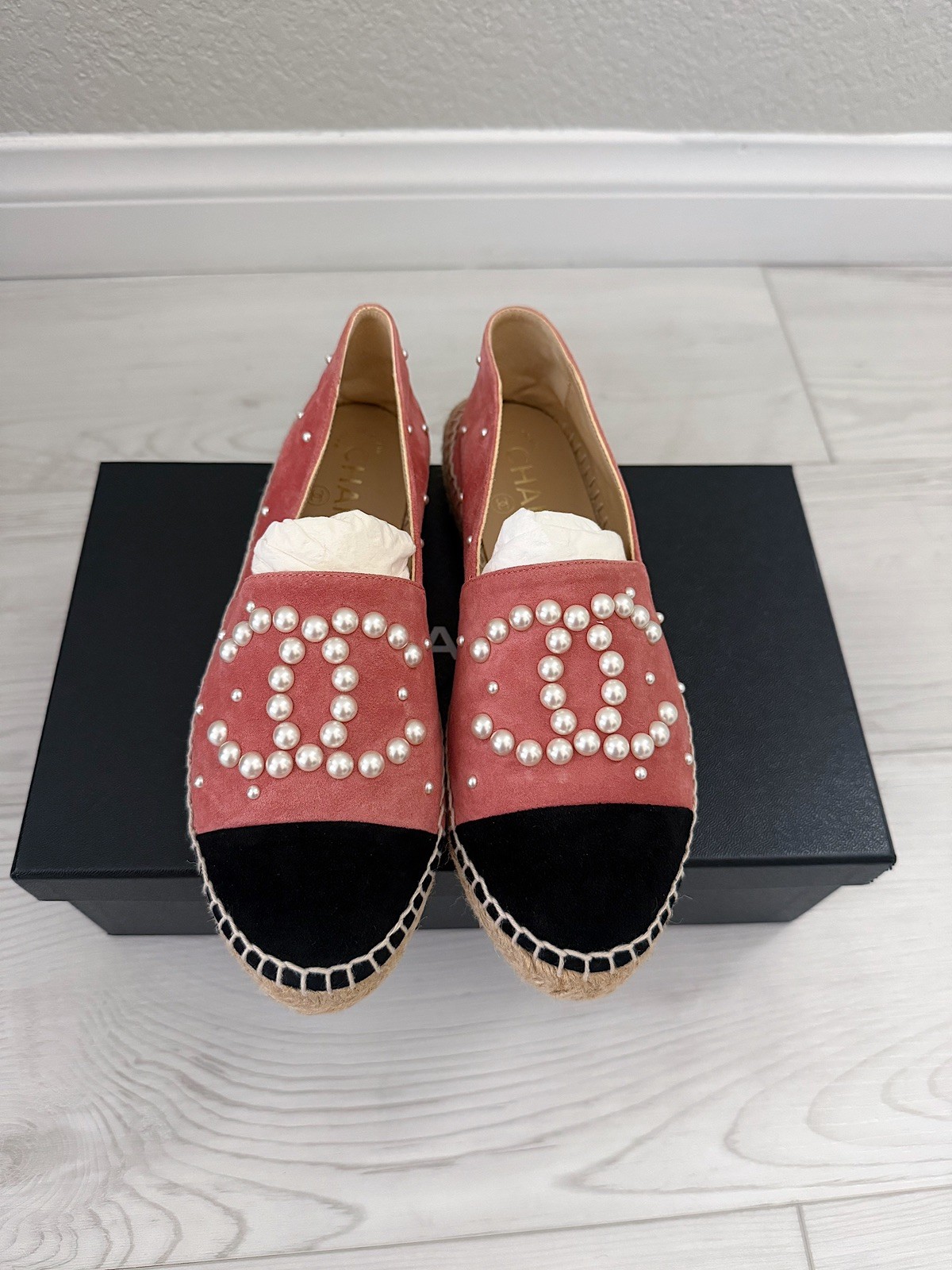 Chanel 2017 Interlocking Pearl CC Logo Espadrilles Size 35 EU Pink Black
