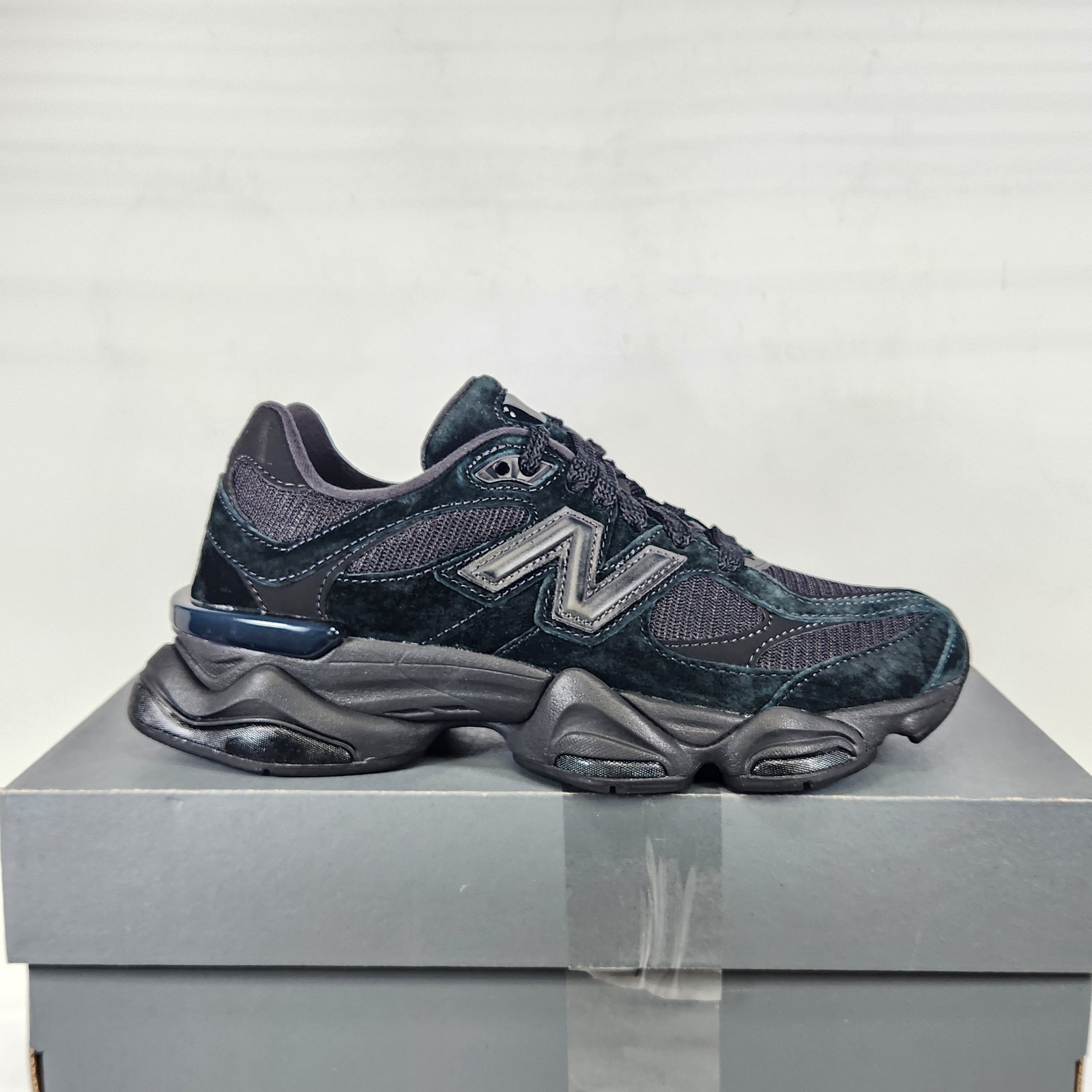 9 MEN / 10.5 WOM – New Balance 9060 – Black / Phantom / Magnet – U9060BPM (nb)