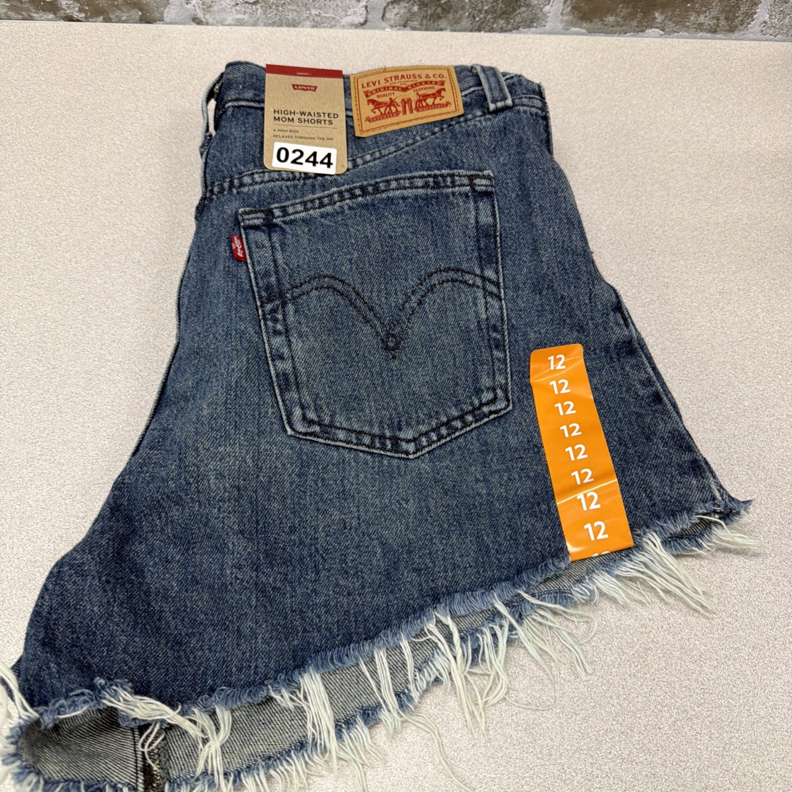 Levi’s Women’s High-Waisted Relaxed Fit 5 Pocket Cotton Denim Mom Short, 31 (12)