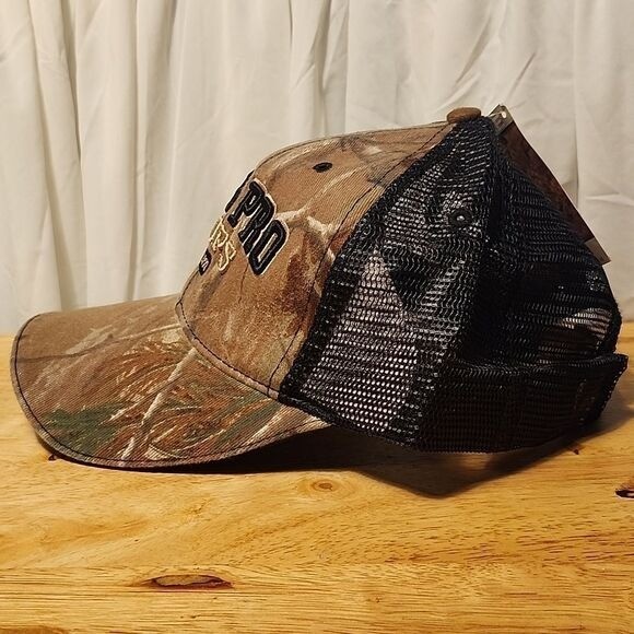 Bass Pro Shops RealTree Camo Sliderback Trucker Hat – New