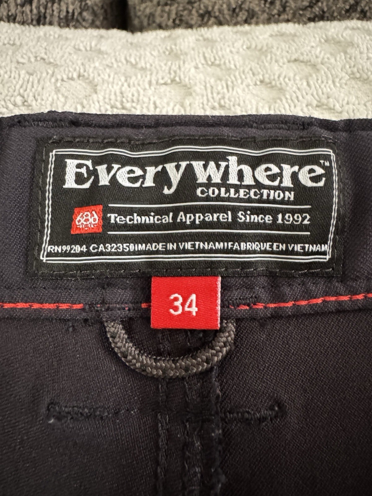 686 Everywhere Hybrid Short Relaxed Fit Size 34 Navy Blue 11” Inseam 10 Pockets