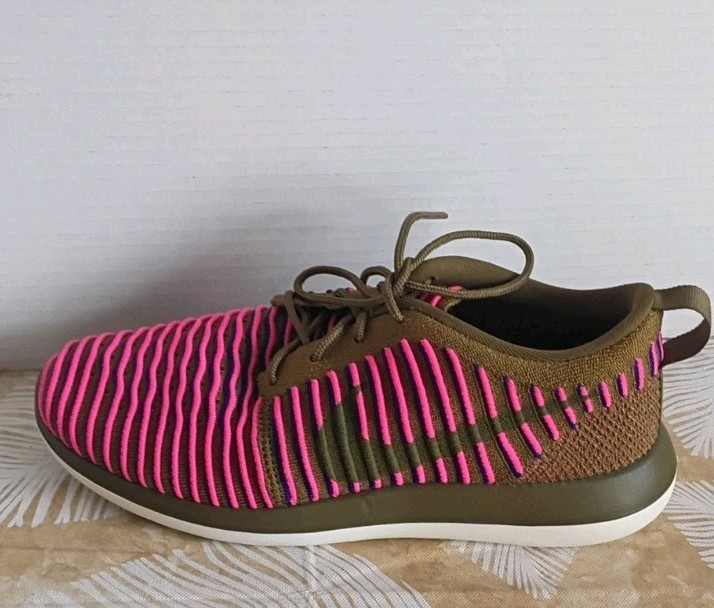 Nike Low Top Striped Pink/Green Lace-Up Athletic Sneaker Teens