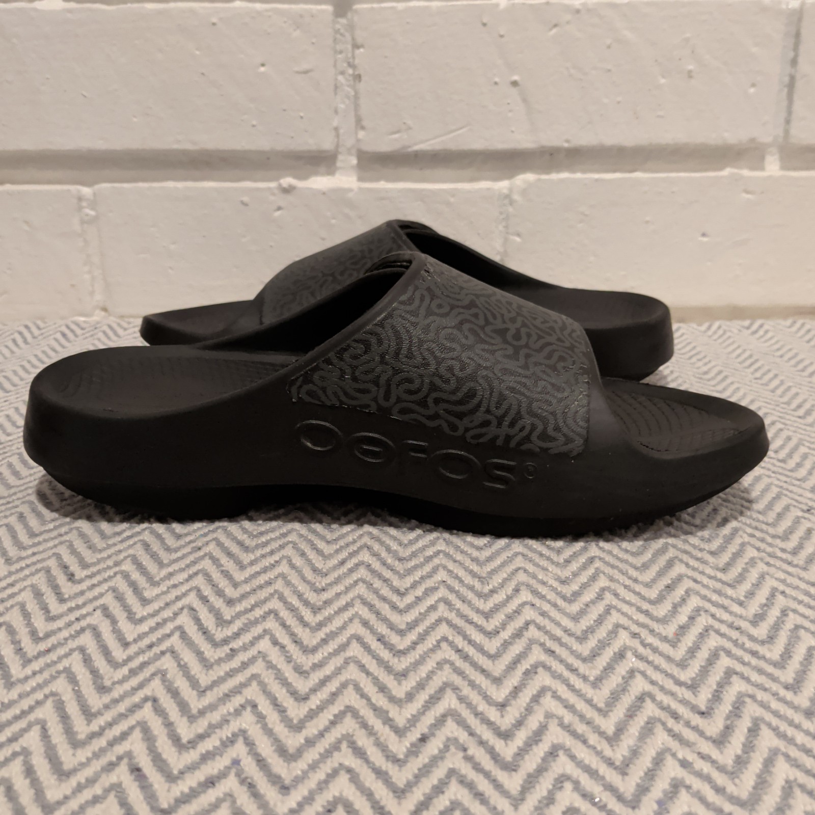 OOFOS OOAHH Sport Flex Limited Unisex Slides Size M 7 / W 9 Black Labyrinth