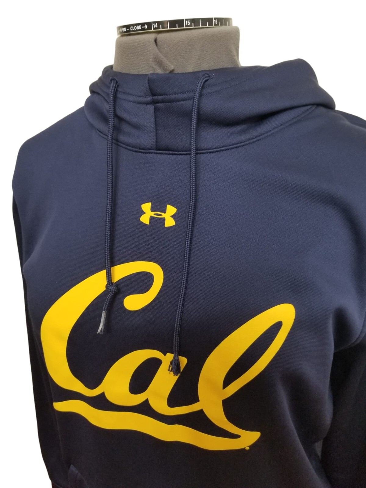 Under Armour Cal ColdGear Pullover Men’s Hoodie Size Large PIT TO PIT 24 IN