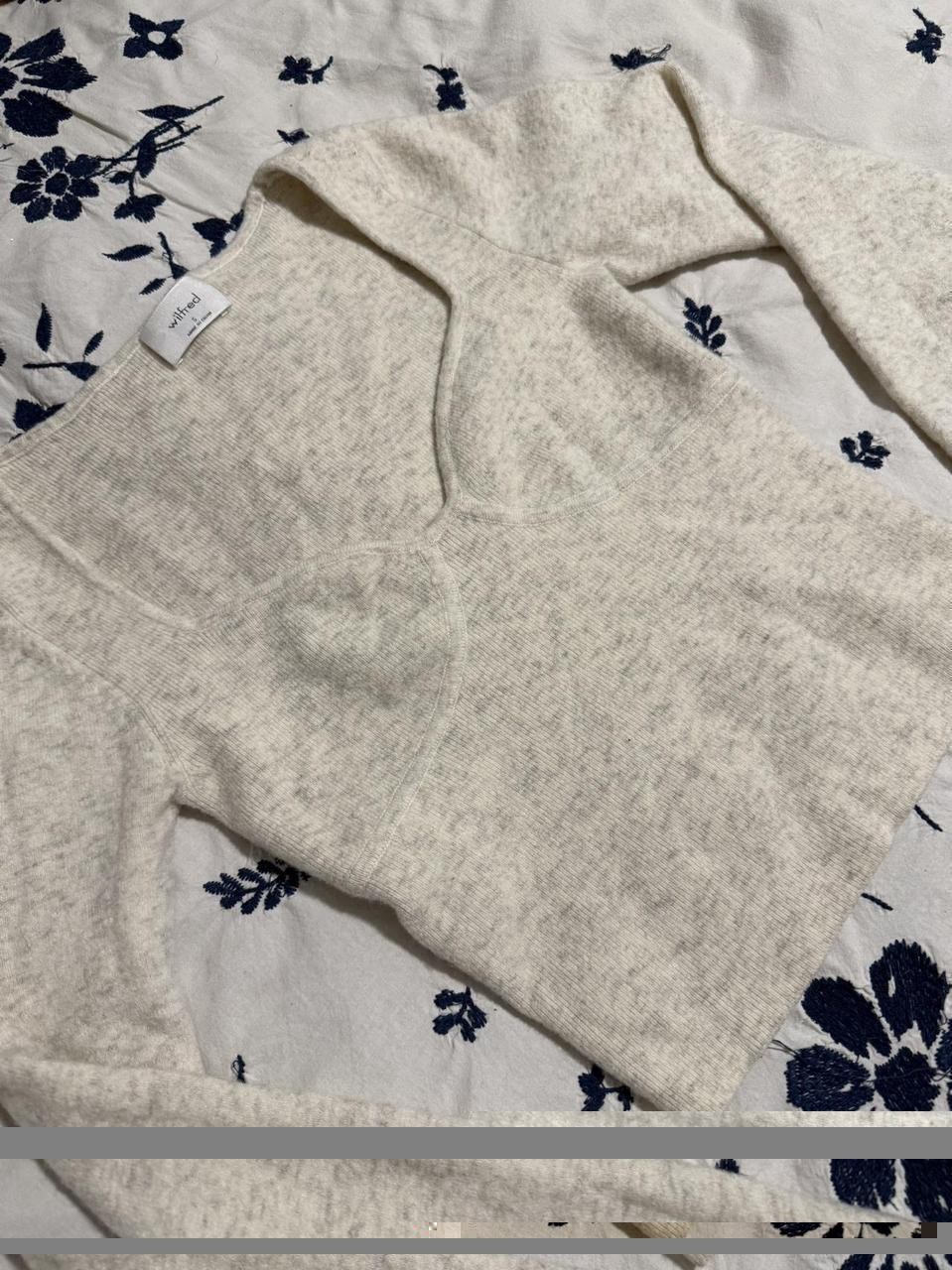 Aritzia Wilfred sweater top cropped In heather Birch Size Small