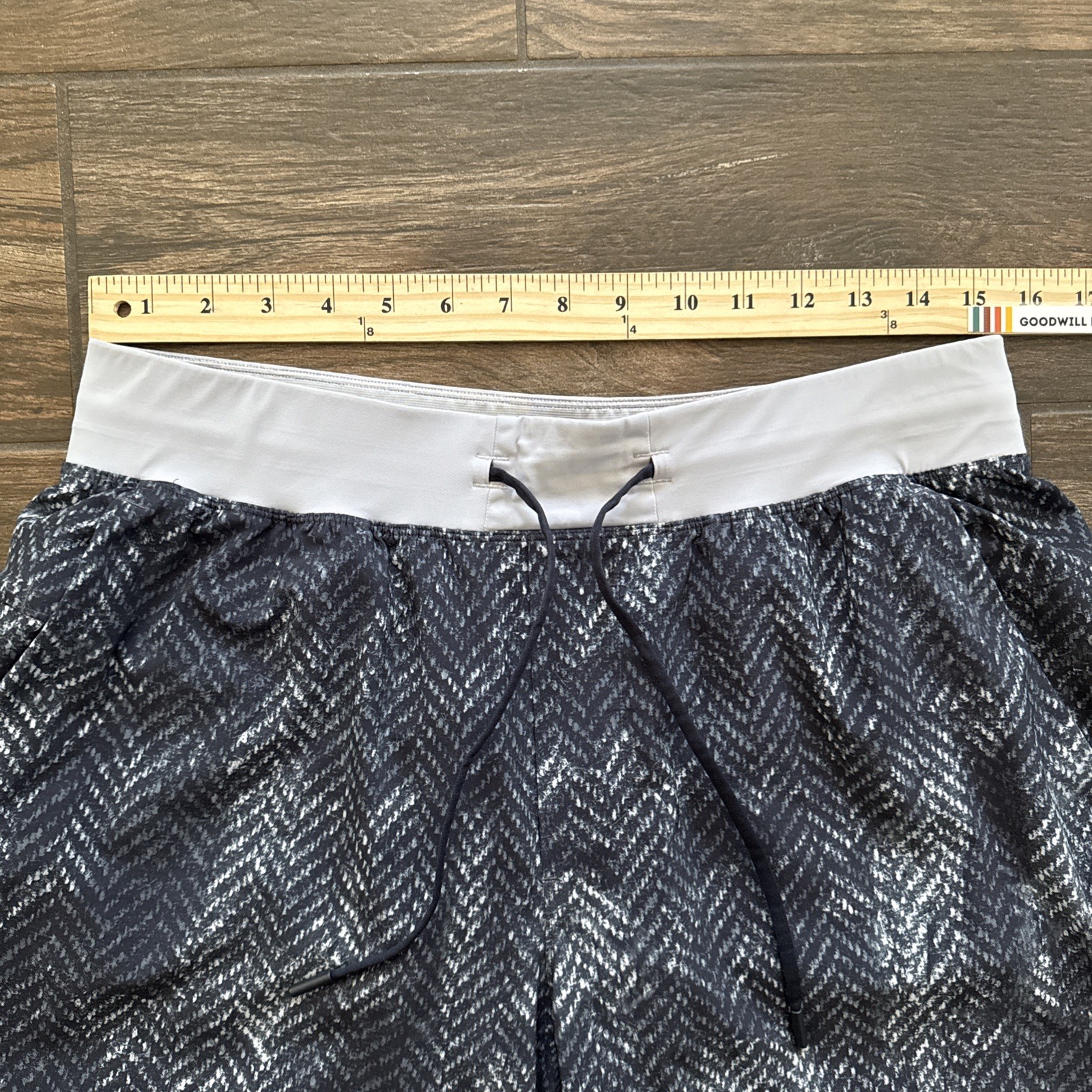 Lululemon Shorts Men Large Lined 9 Inseam Navy Chevron Athletic Drawstring